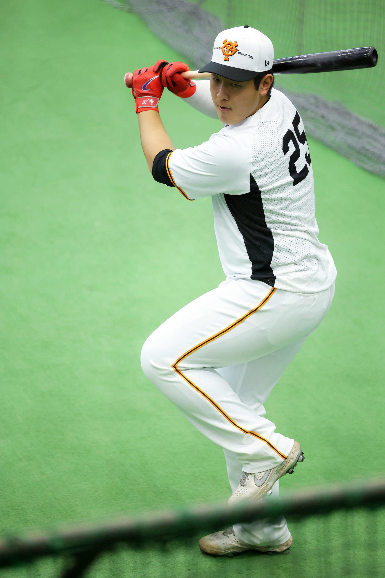 打撃練習する巨人岡本和（撮影・河田真司）