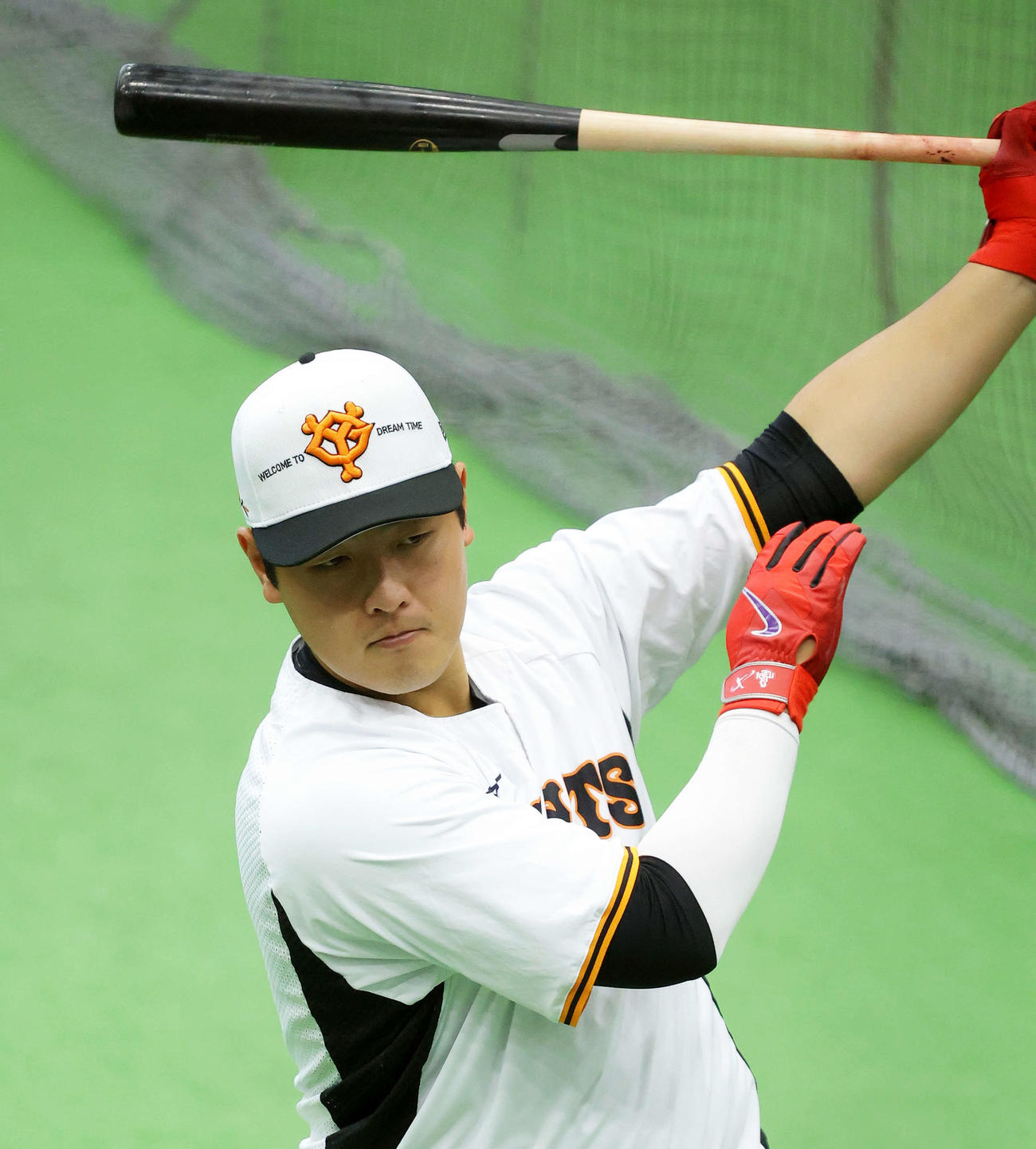 打撃練習する巨人岡本和（撮影・河田真司）