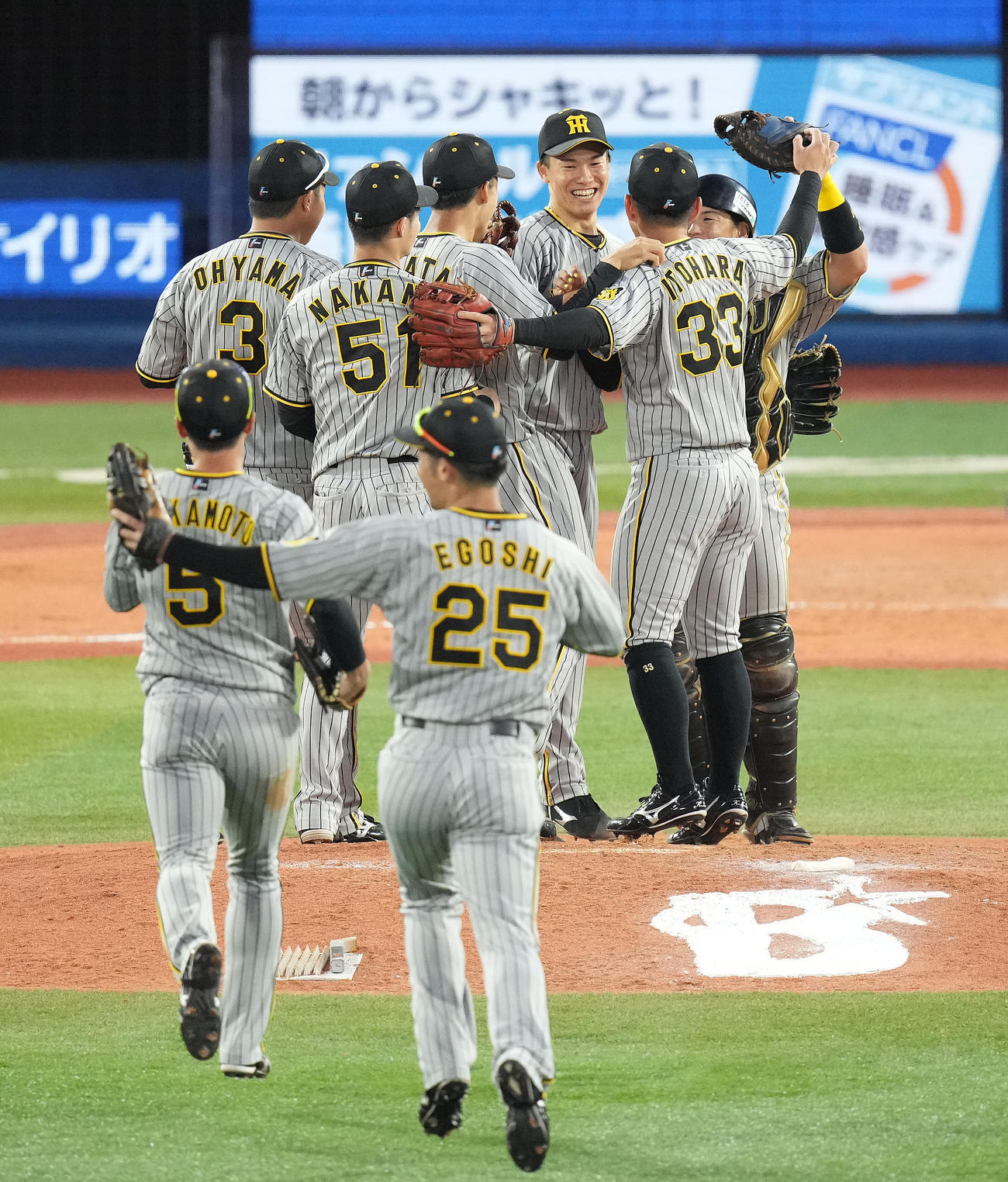 DeNA対阪神　DeNAに勝利しCSファイナルステージ進出を決め喜び合う湯浅（中央）ら阪神ナイン（撮影・鈴木みどり）