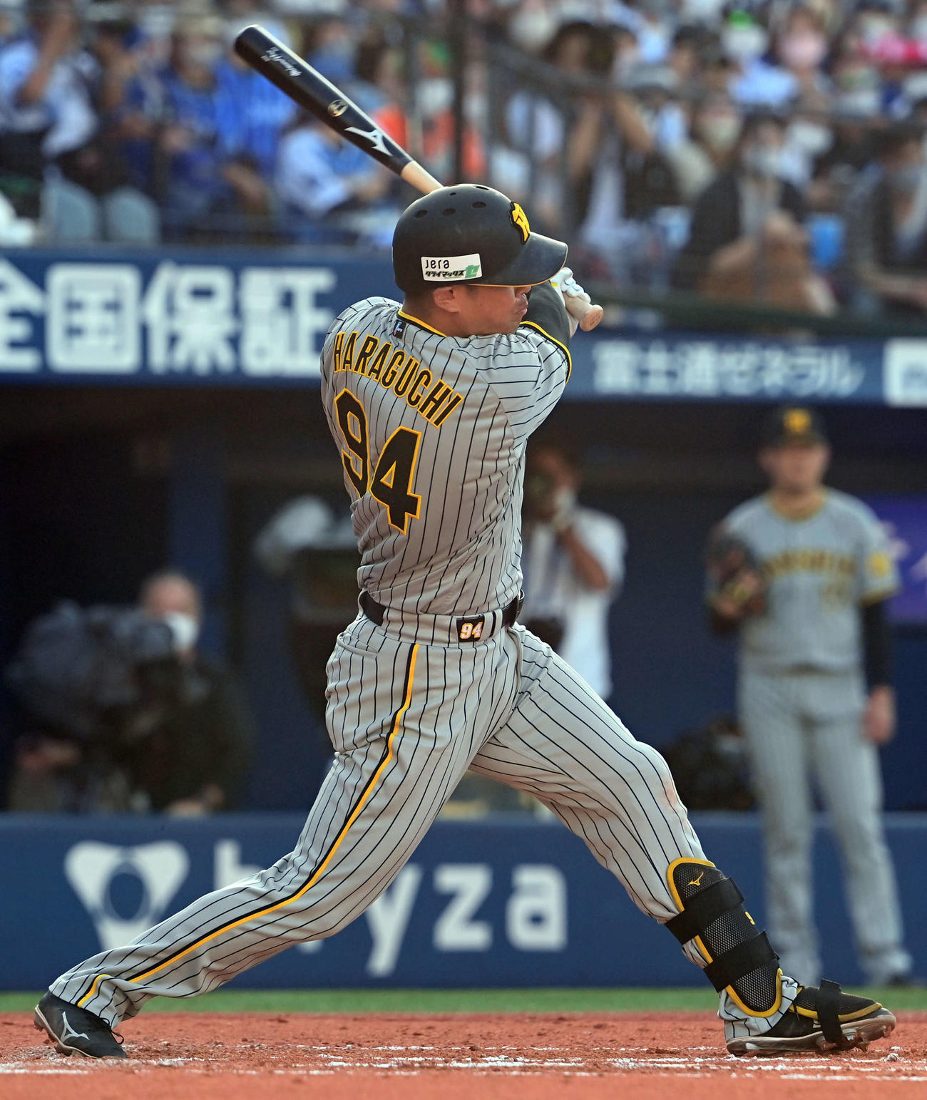 DeNA対阪神　6回表阪神1死二塁、勝ち越しの左前適時打を放つ原口（撮影・たえ見朱実）