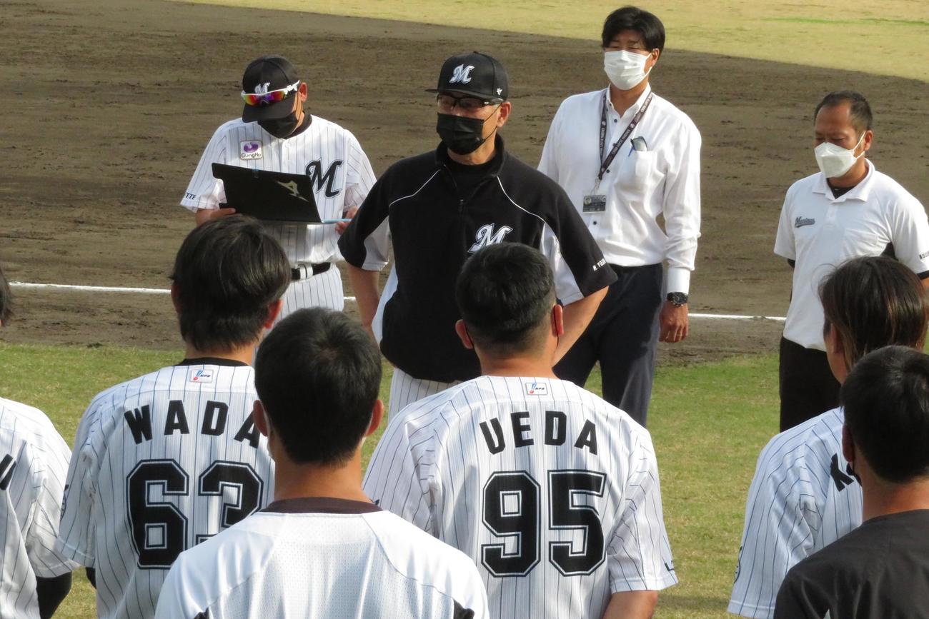 試合後ミーティングを行うロッテ吉井新監督（撮影・金子真仁）