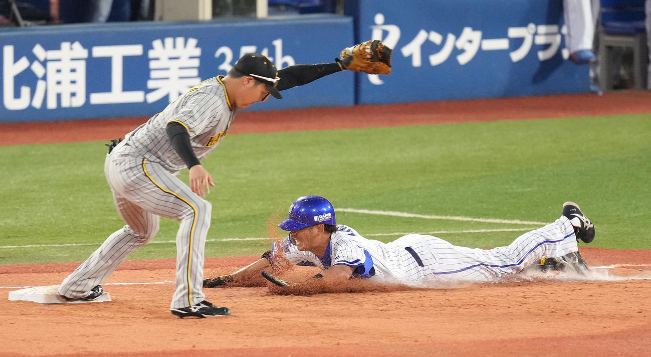 DeNA対阪神　9回裏DeNA1死満塁、二ゴロ併殺に倒れる代打藤田。一塁手大山（撮影・鈴木みどり）