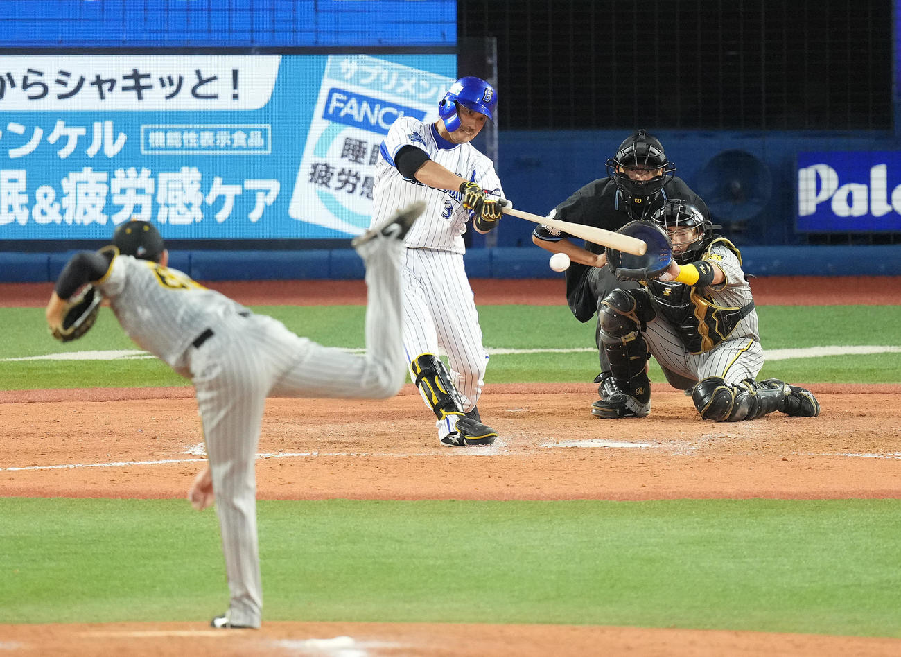 9回裏DeNA1死満塁、二ゴロ併殺に倒れる代打藤田。投手湯浅（撮影・鈴木みどり）
