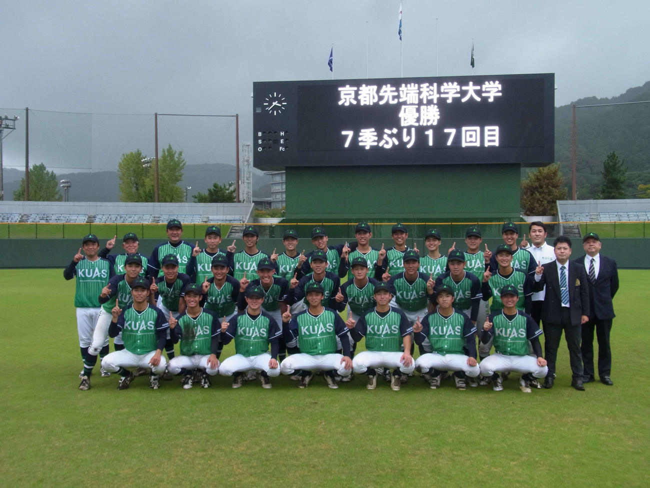 中島監督（最後列の左から3人目）の指揮下で、18年春以来のリーグ優勝を飾った京都先端科学大ナイン