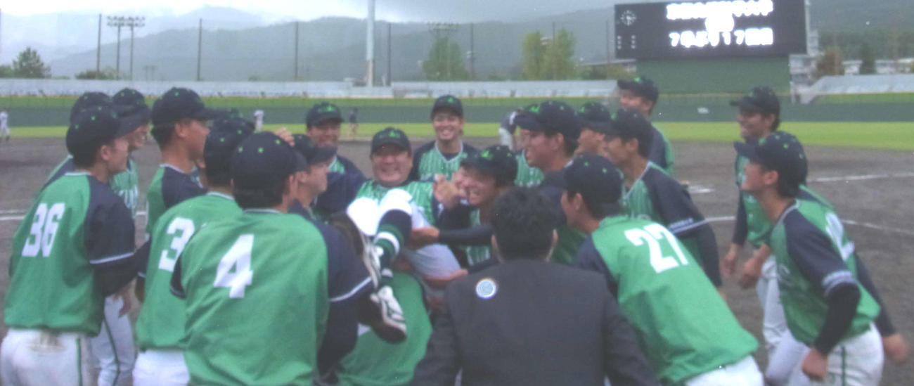 18年春以来の優勝を決め、選手たちに胴上げされる京都先端科学大の中嶋監督