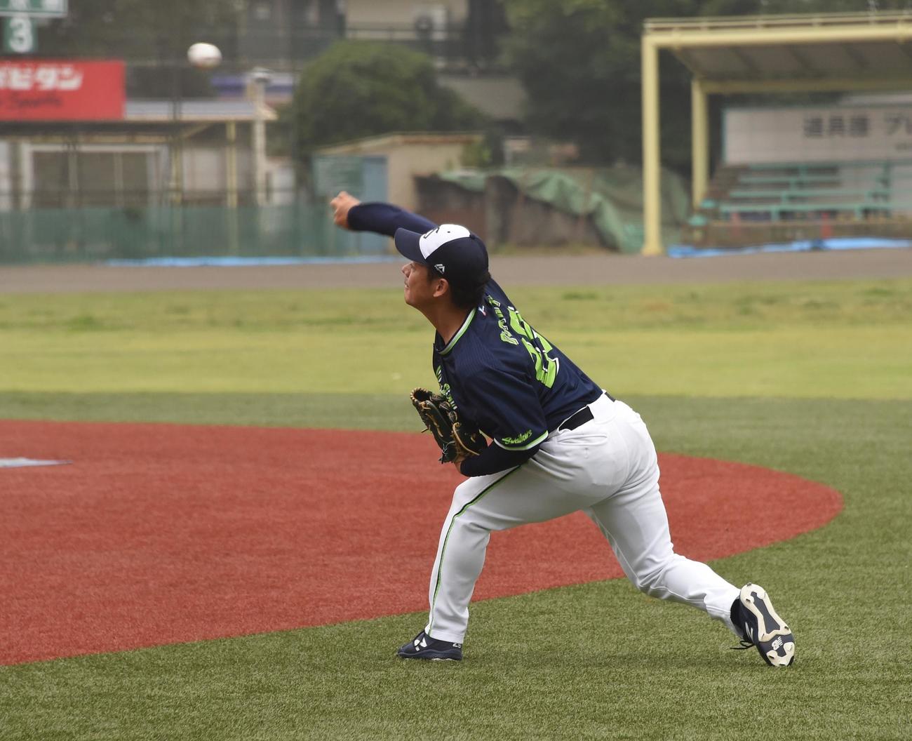 CSファイナルステージに向けて調整するヤクルト小川（撮影・鈴木正章）