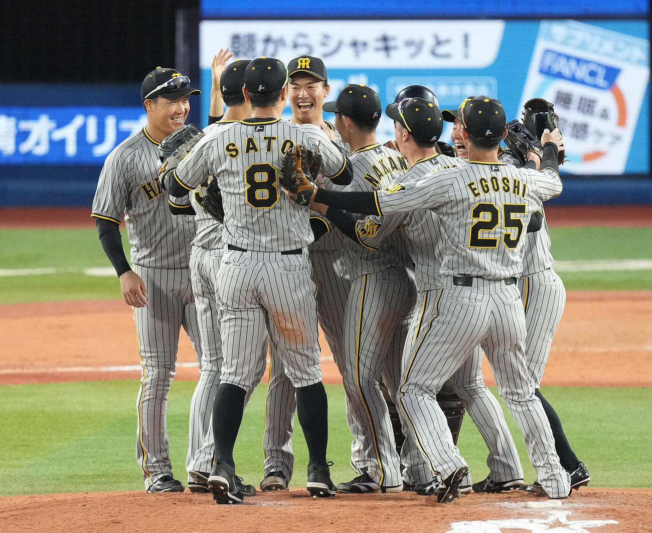 DeNA対阪神　DeNAに勝利しCSファイナルステージ進出を決め喜び合う湯浅（中央）ら阪神ナイン（撮影・鈴木みどり）