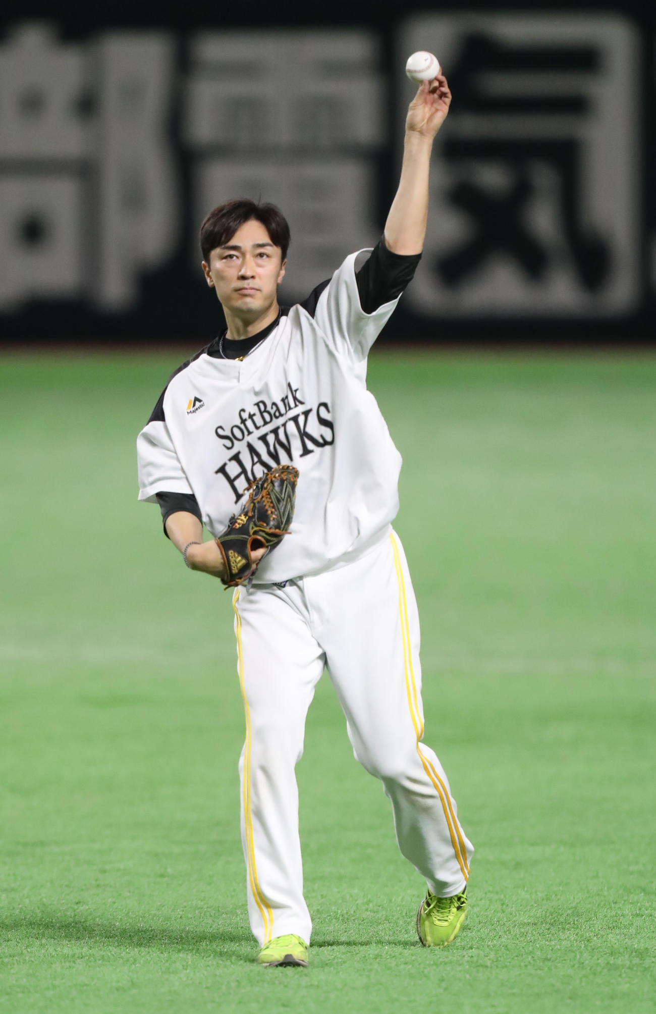 投手練習でキャッチボールで調整する和田（撮影・屋方直哉）