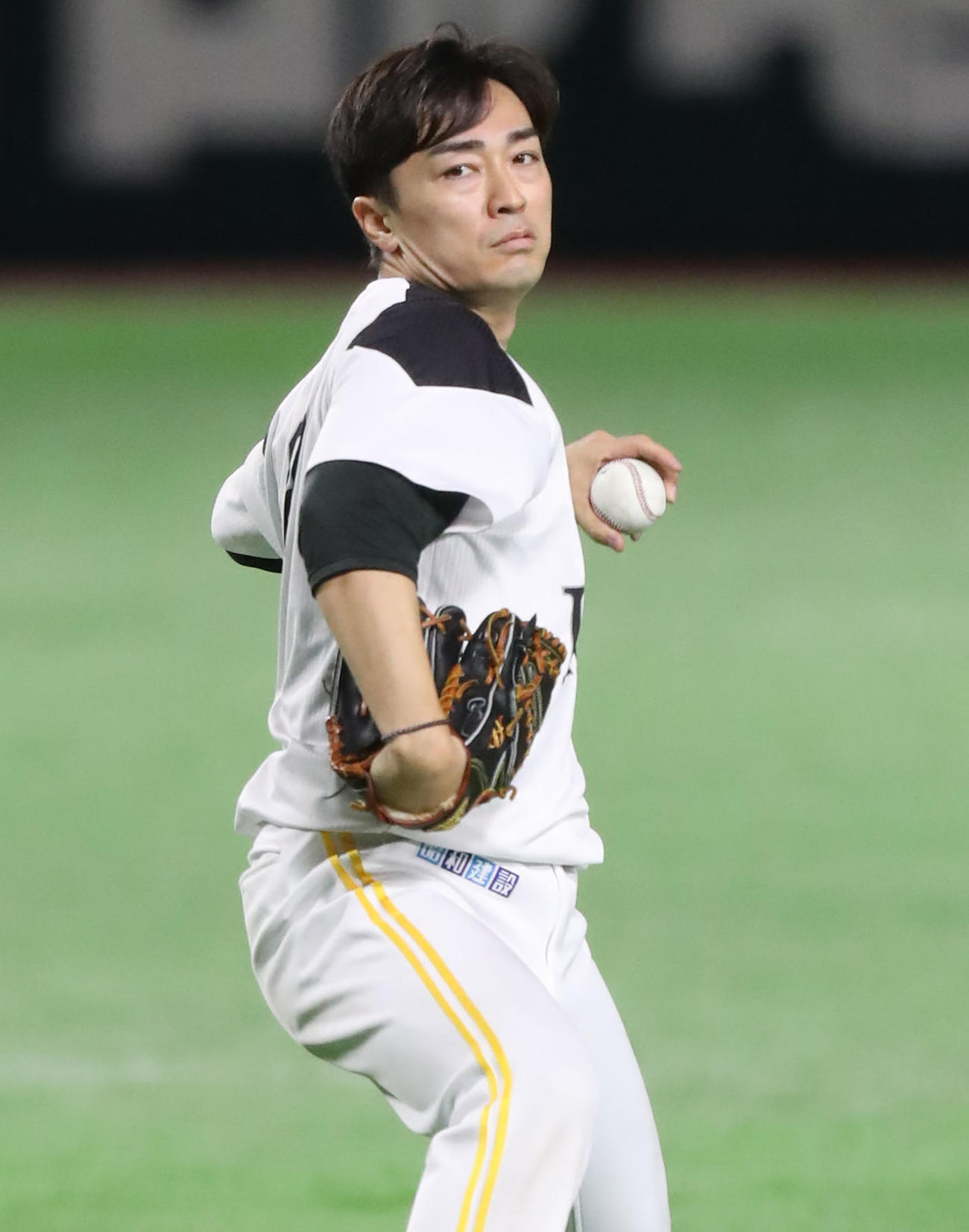 投手練習でキャッチボールで調整する和田（撮影・屋方直哉）
