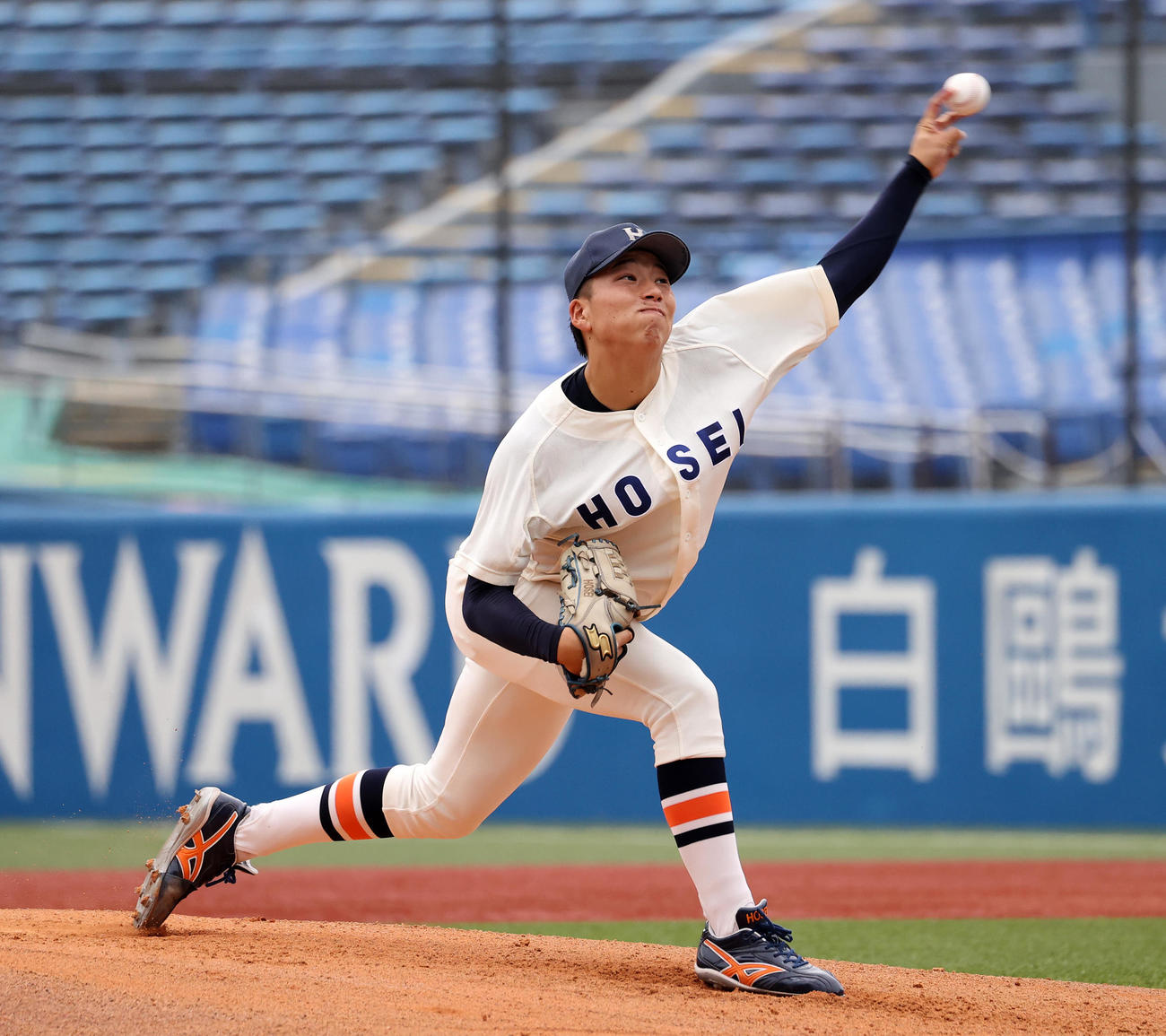 法大対慶大　力投する法大先発の尾崎（撮影・鈴木正人）