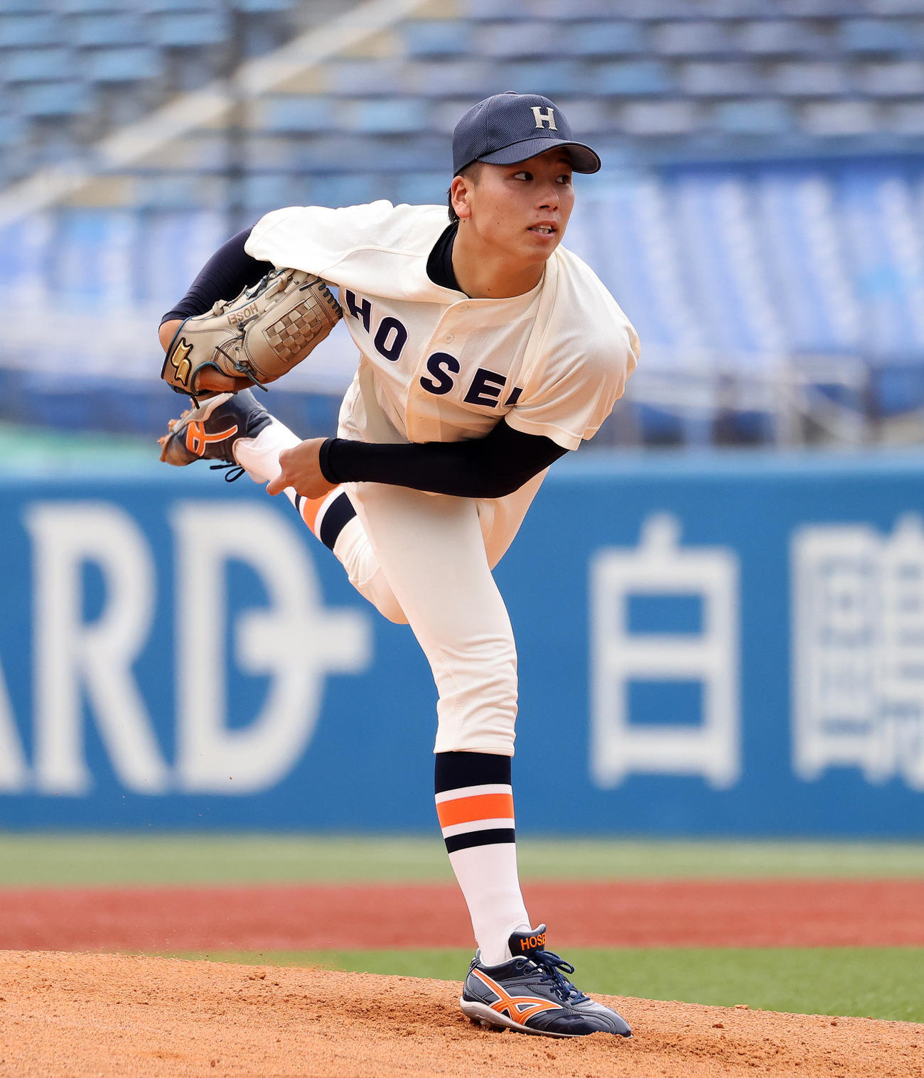法大対慶大　力投する法大先発の尾崎（撮影・鈴木正人）