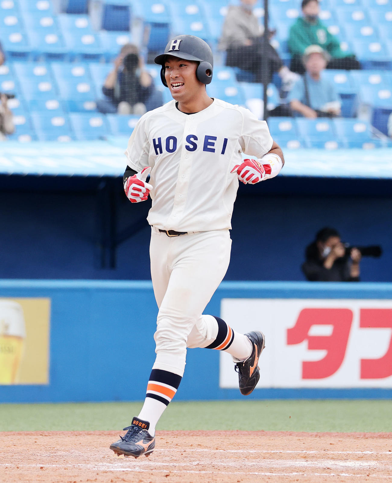 法大対慶大　4回表法大無死一塁、今泉の右中間適時二塁打で斉藤大が笑顔で生還（撮影・鈴木正人）