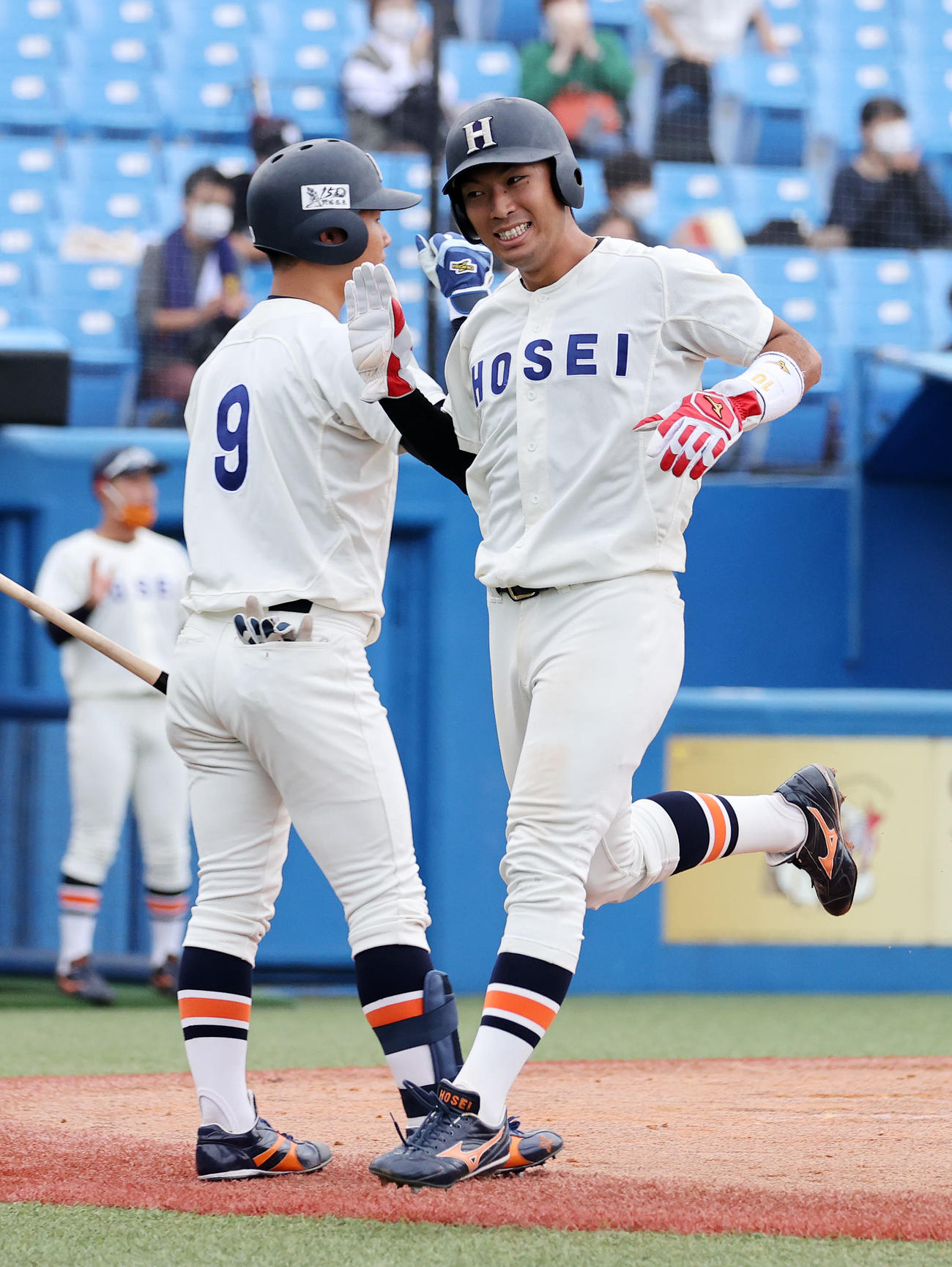 法大対慶大　4回表法大無死一塁、今泉の右中間適時二塁打で斉藤大（右）が生還し浦とタッチ（撮影・鈴木正人）