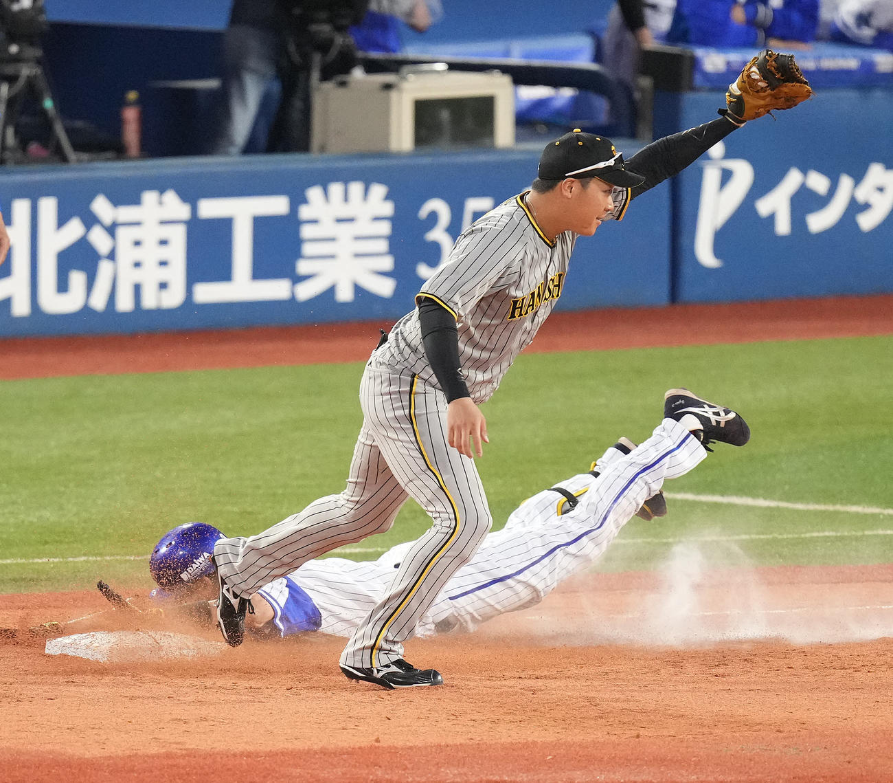 DeNA対阪神　9回裏DeNA1死満塁、藤田を二ゴロ併殺に仕留め、グラブを突き上げる一塁手大山（撮影・鈴木みどり）