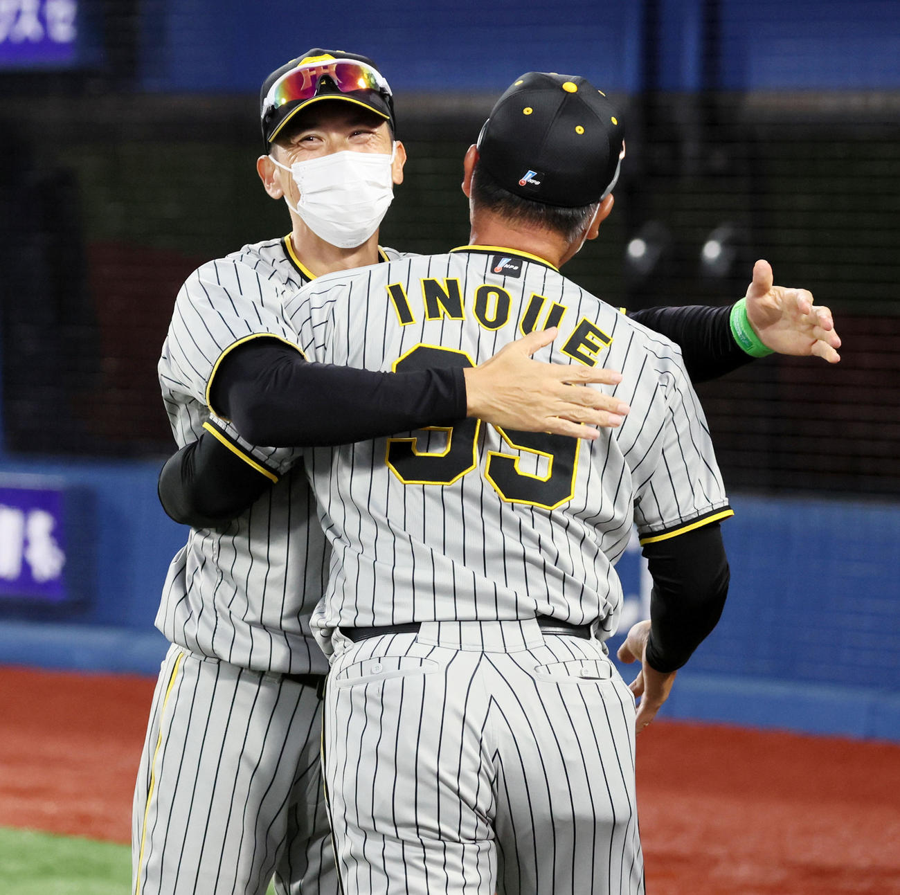 DeNA対阪神　DeNAに勝利しCSファイナルへ進出を決め井上ヘッドコーチ（右）と抱き合う矢野監督（撮影・加藤哉）