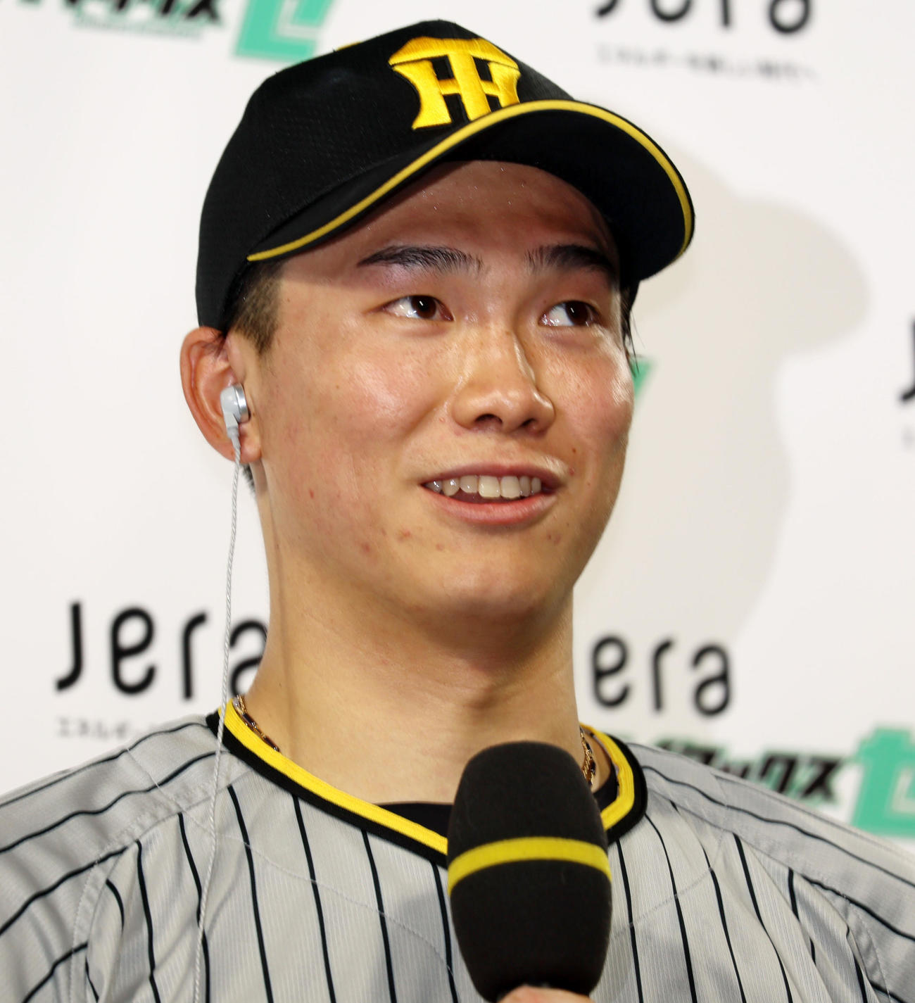 DeNA対阪神　ヒーローインタビューを受ける湯浅（撮影・加藤哉）