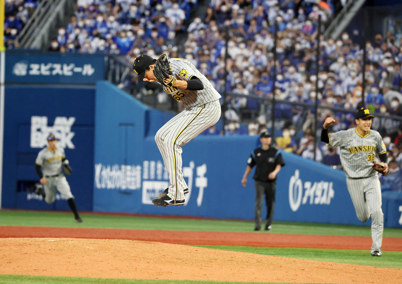 DeNA対阪神　9回裏DeNA1死満塁、湯浅は代打藤田を二ゴロ併殺に仕留めマウンドでジャンプして喜んだ（撮影・加藤哉）