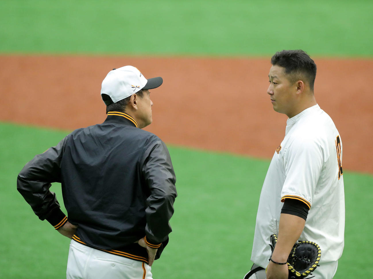 言葉を交わす巨人原監督（左）と中田（撮影・河田真司）