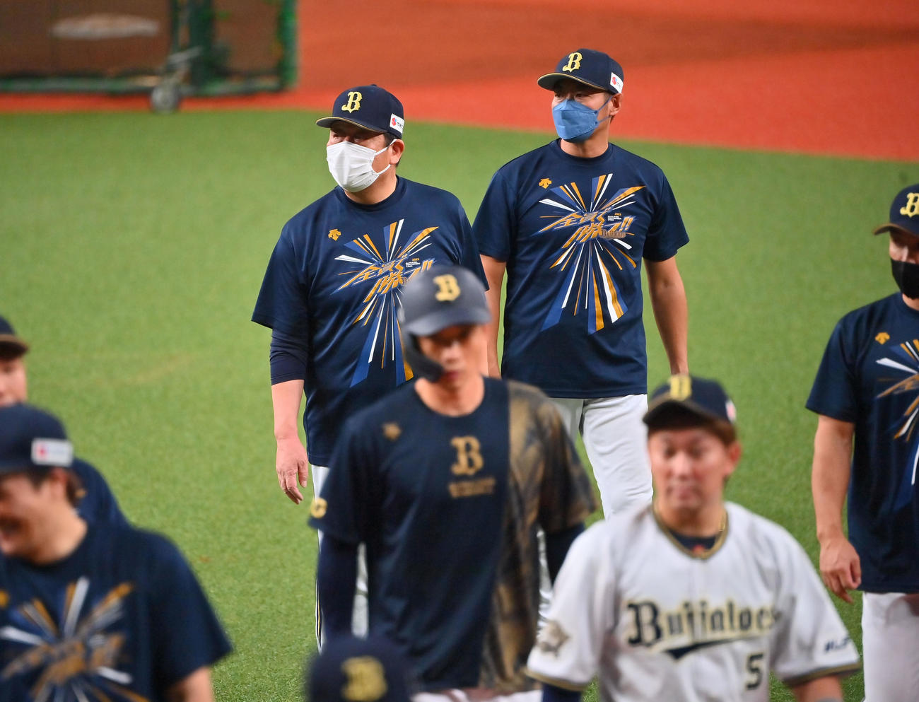 練習を見守るオリックス水本ヘッドコーチ（左奥）（撮影・和賀正仁）