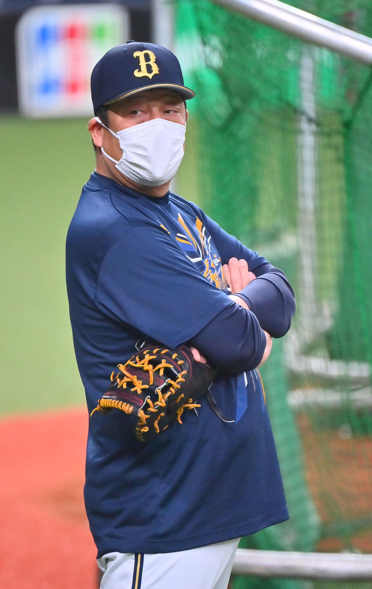 練習を見守るオリックス水本ヘッドコーチ（撮影・和賀正仁）