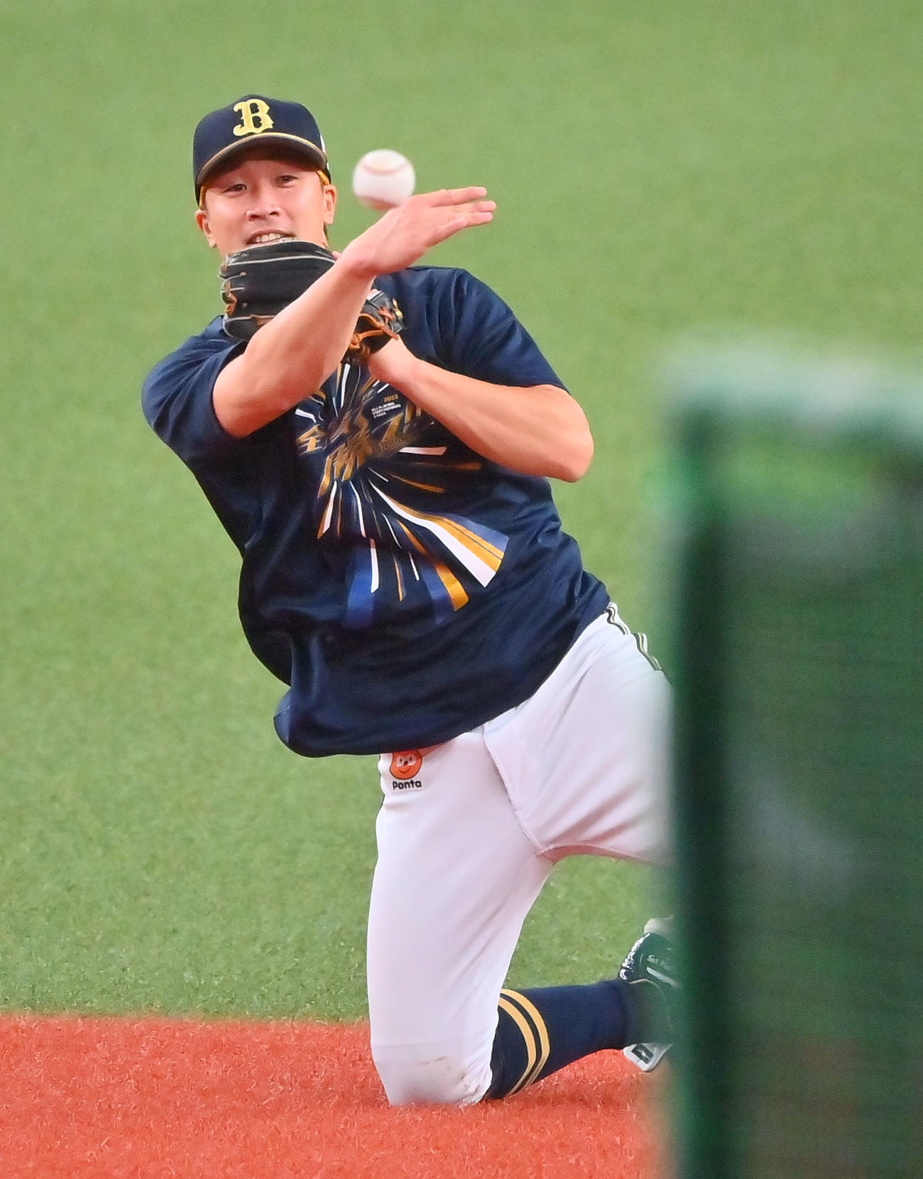 明るい表情で守備練習をこなす安達（撮影・和賀正仁）
