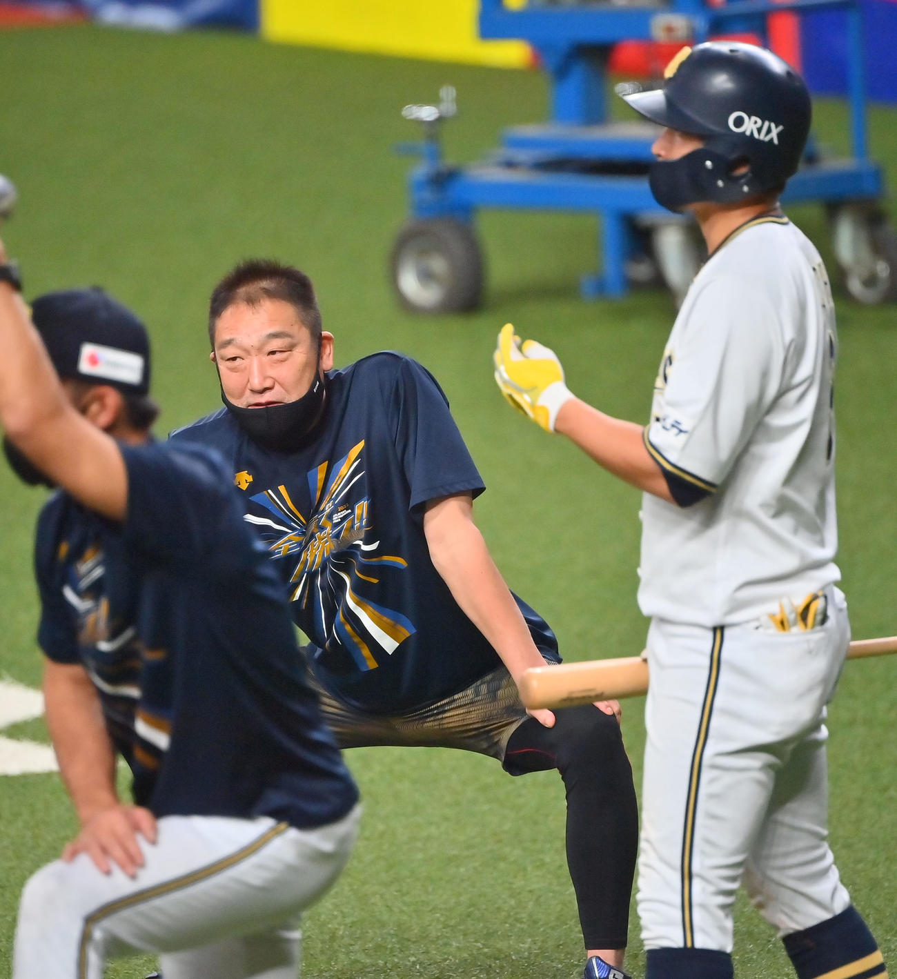 練習中、明るい表情で話す中嶋監督（左）と安達（撮影・和賀正仁）