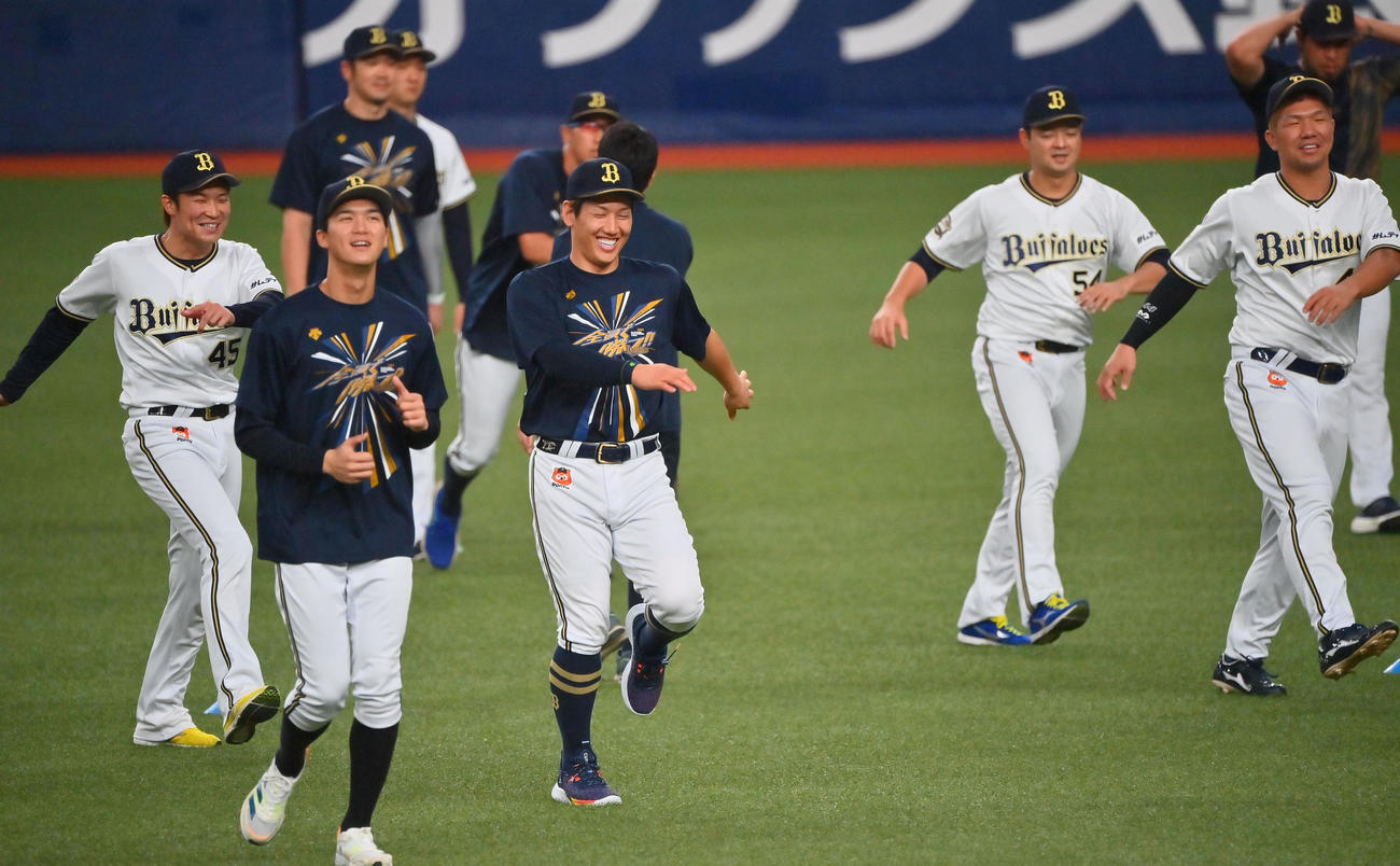 明るい表情で練習する吉田正尚らオリックスナイン（撮影・和賀正仁）