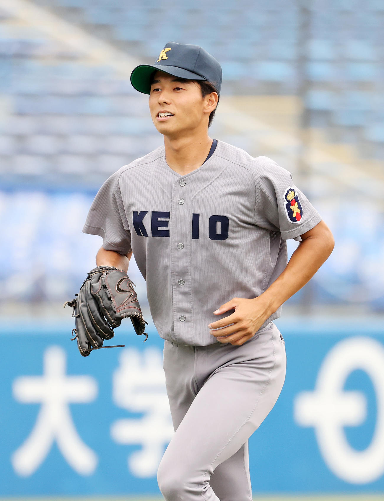 5回表、法大の攻撃を抑えベンチに引き揚げる慶大・増居（撮影・鈴木正人）