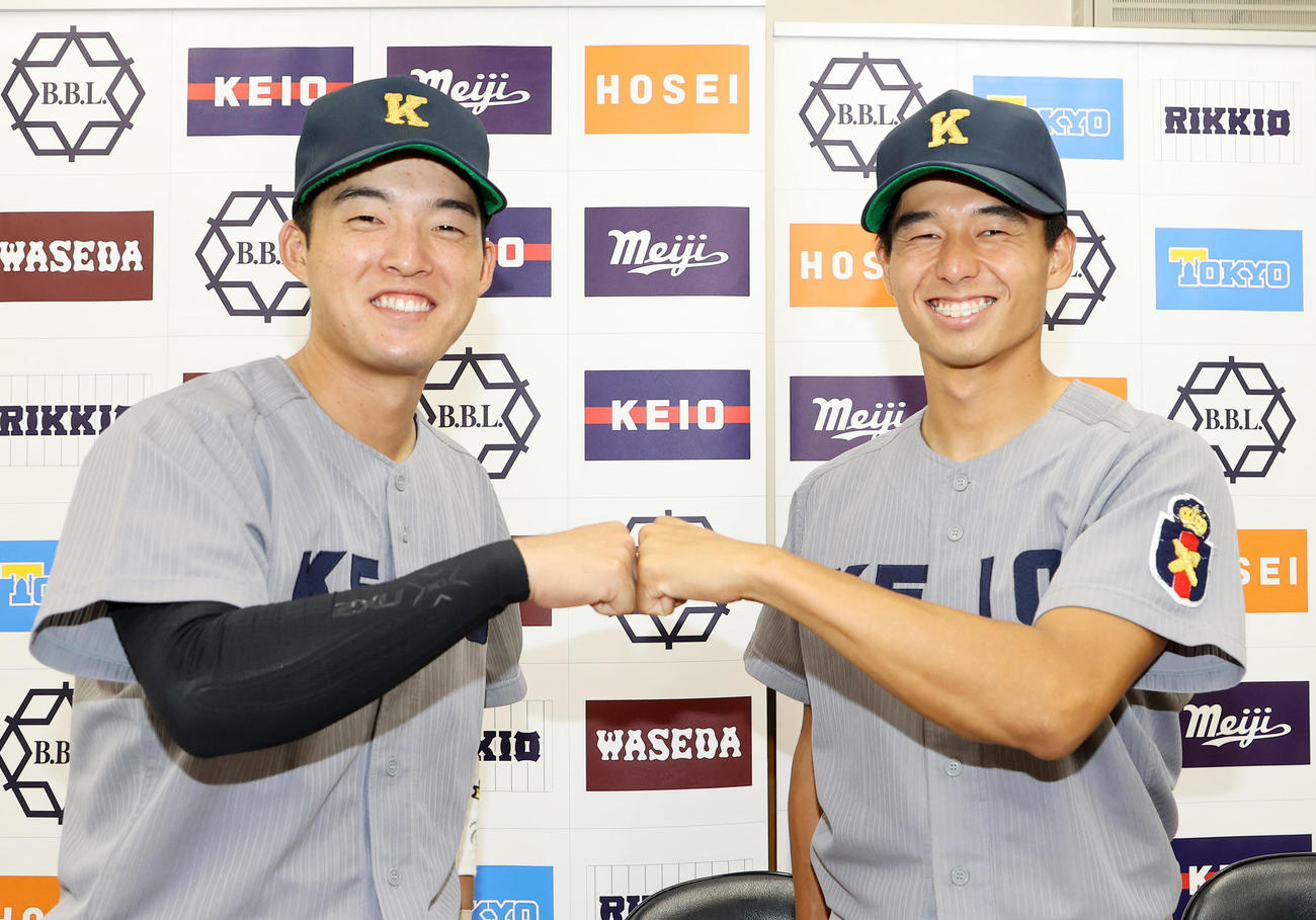 法大対慶大　勝利し笑顔でグータッチする慶大・古川（左）と増居（撮影・鈴木正人）