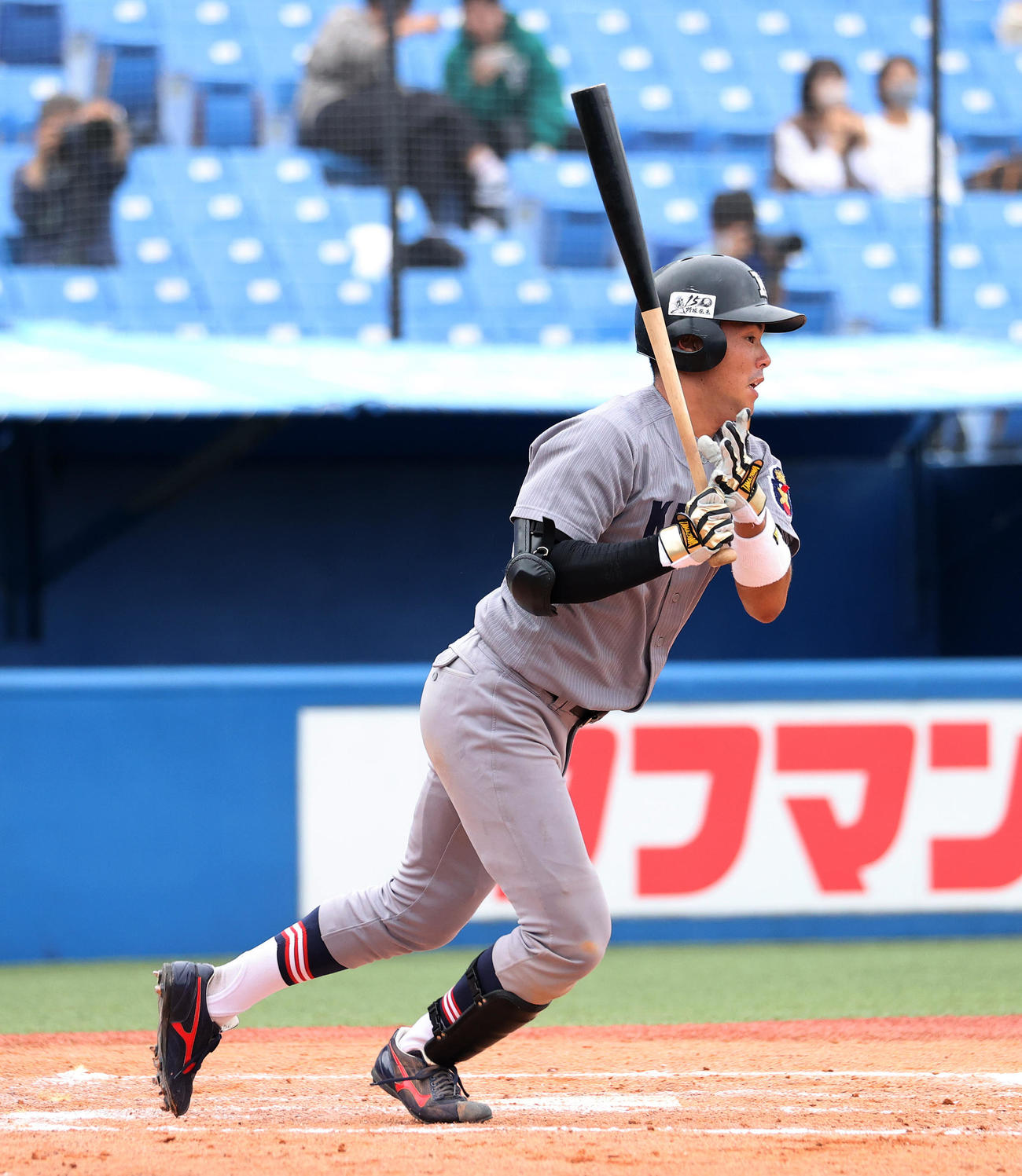 法大対慶大　3回裏慶大無死二塁、山本は右前安打を放つ（撮影・鈴木正人）