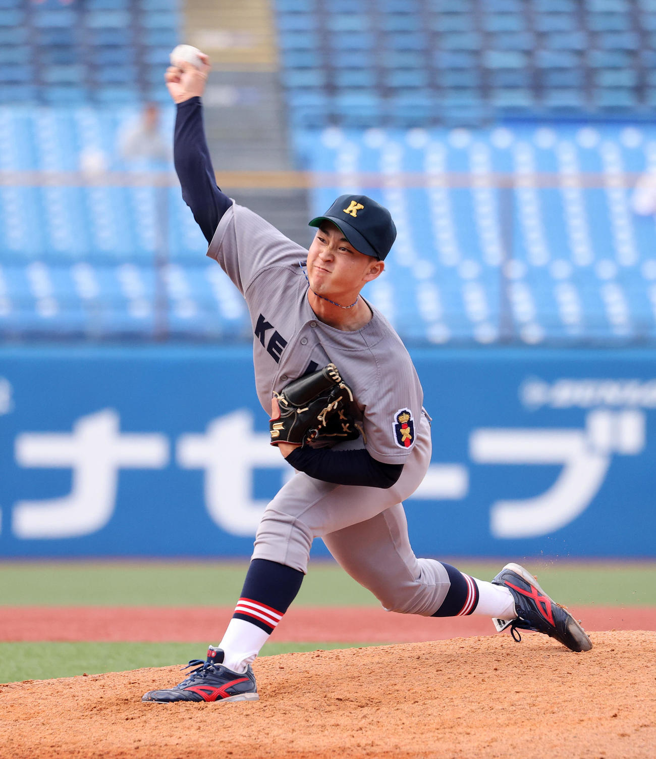 法大対慶大　力投する慶大2番手の橋本達（撮影・鈴木正人）