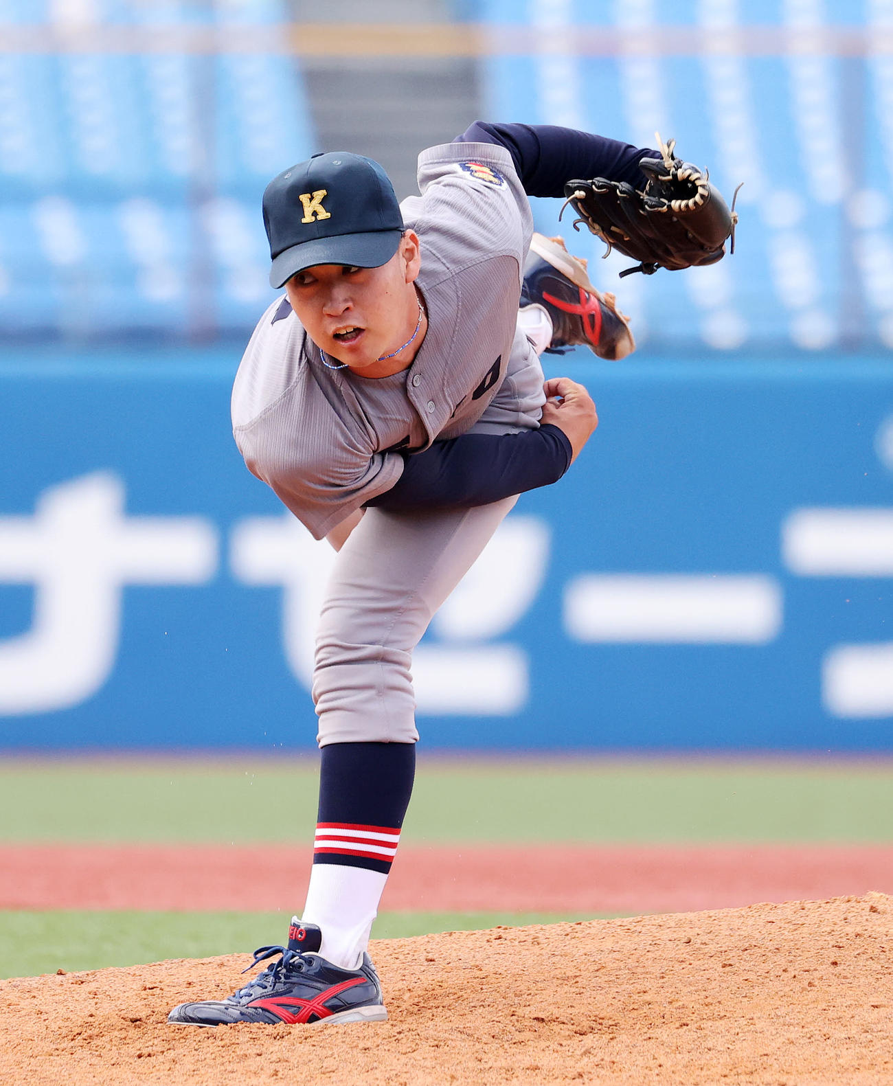 法大対慶大　力投する慶大2番手の橋本達（撮影・鈴木正人）