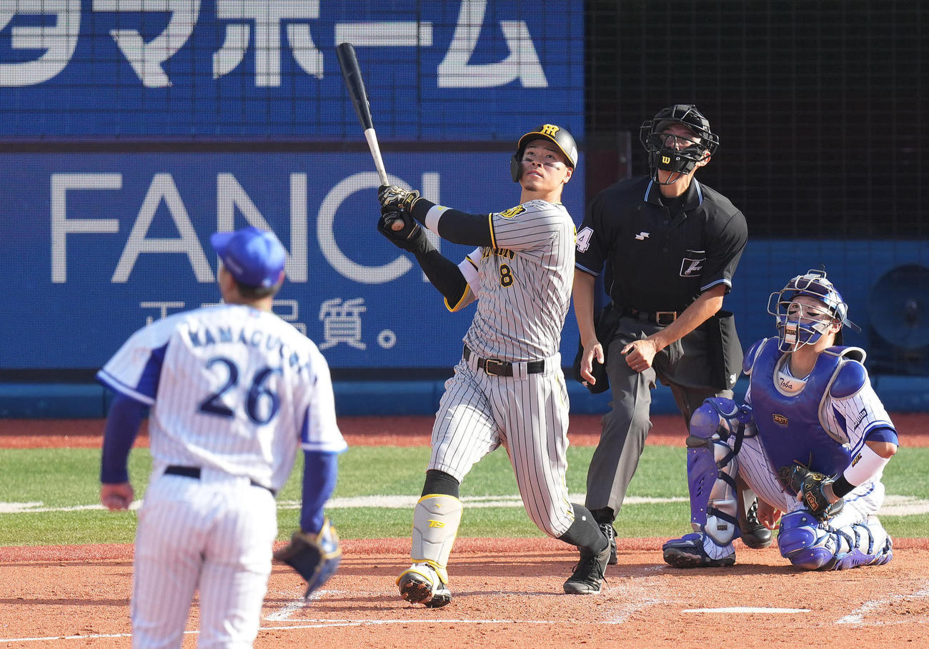 DeNA対阪神　4回表阪神2死、中越えソロ本塁打を放つ佐藤輝。投手浜口（撮影・鈴木みどり）