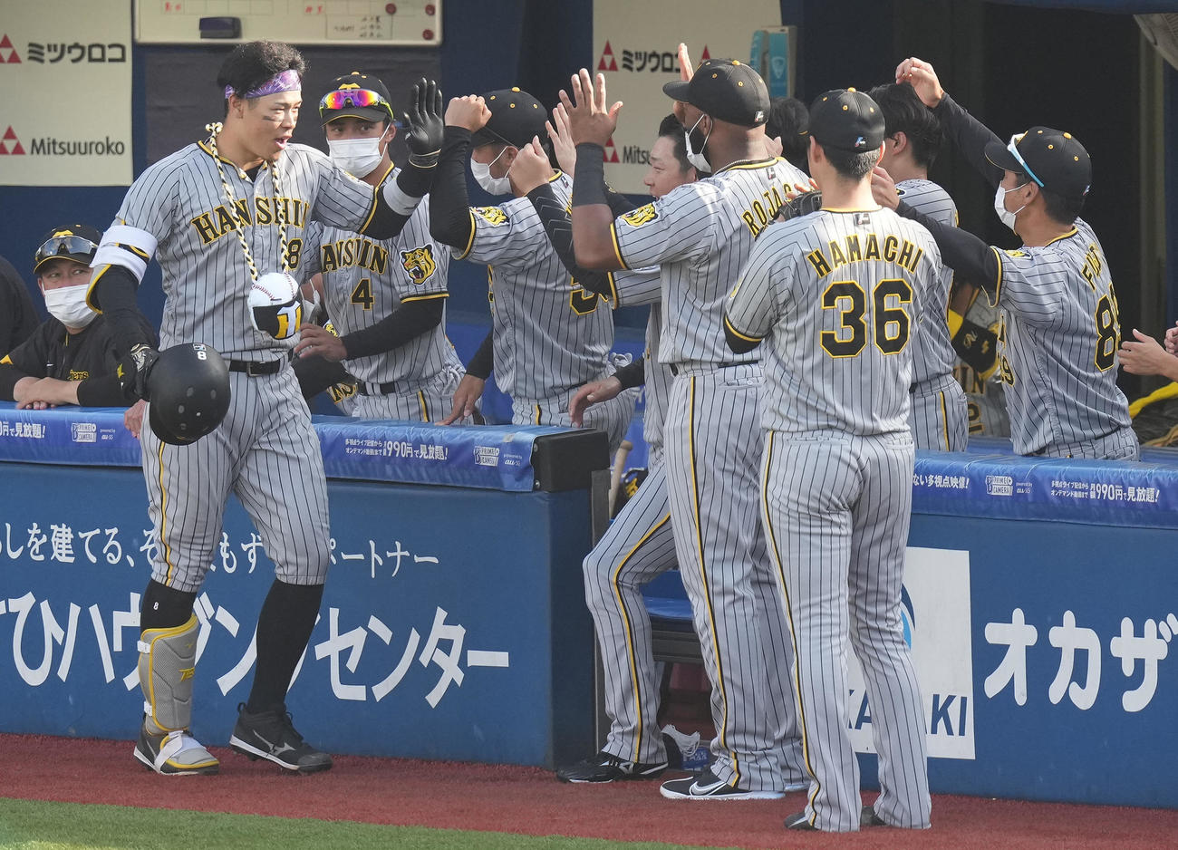 DeNA対阪神　4回表阪神2死、中越えソロ本塁打を放った佐藤輝（左手前）はナインと笑顔でハイタッチ（撮影・鈴木みどり）