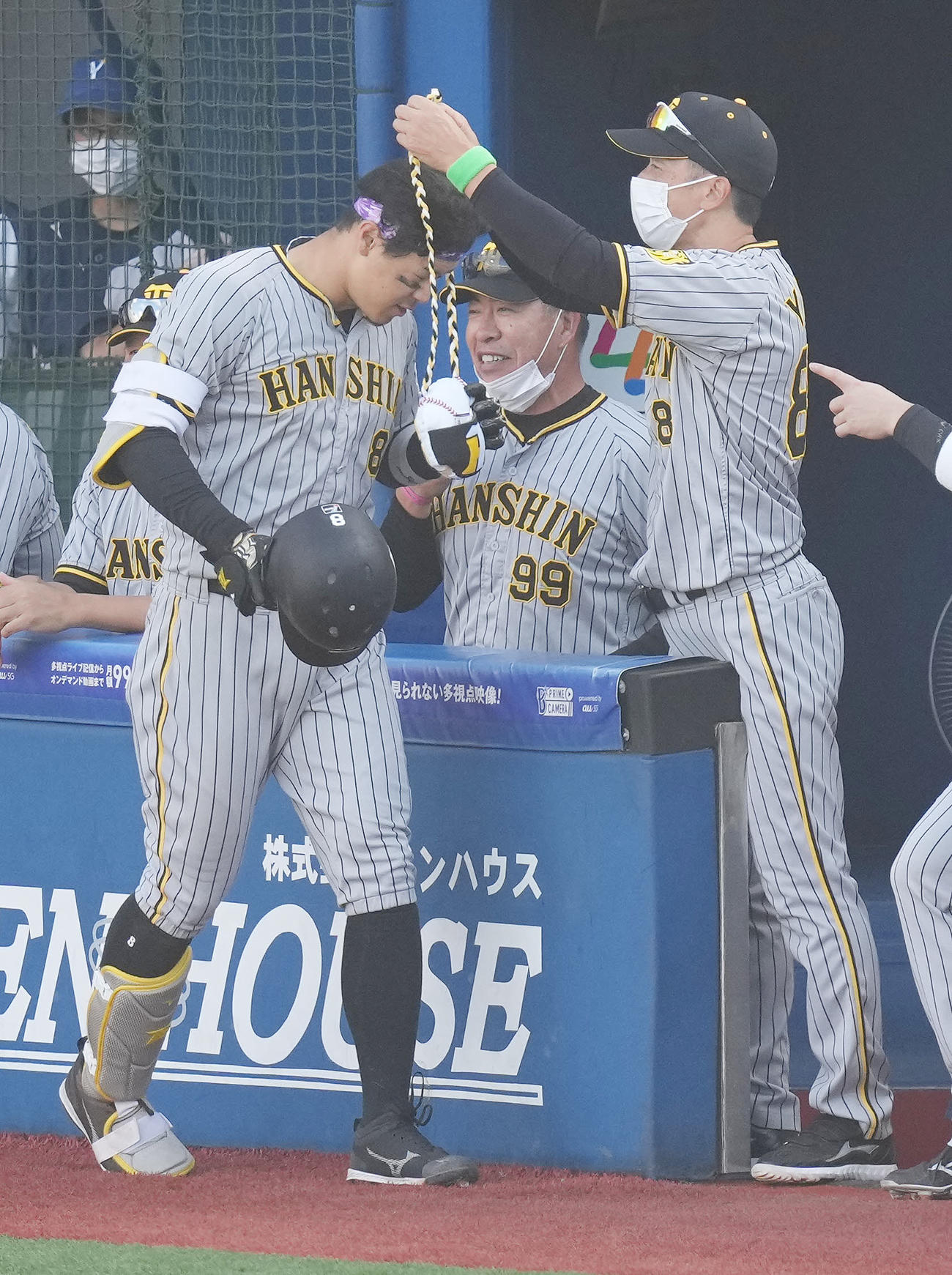 DeNA対阪神　4回表阪神2死、中越えソロ本塁打を放った佐藤輝（左）にメダルをかける矢野監督（右）（撮影・鈴木みどり）