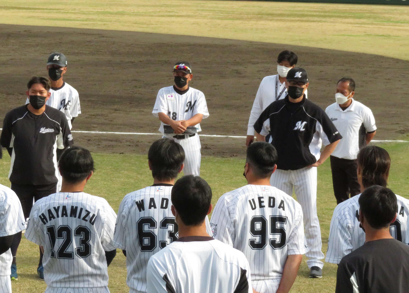 試合後ミーティングでロッテ広畑が行う総括を聞く選手たちと吉井新監督（撮影・金子真仁）