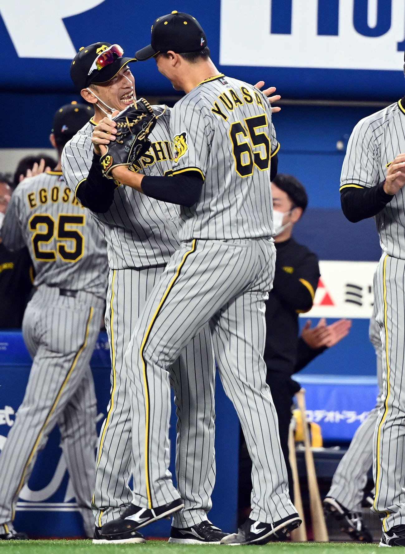 DeNA対阪神　DeNAに勝利し湯浅を笑顔で迎える阪神矢野監督（撮影・たえ見朱実）