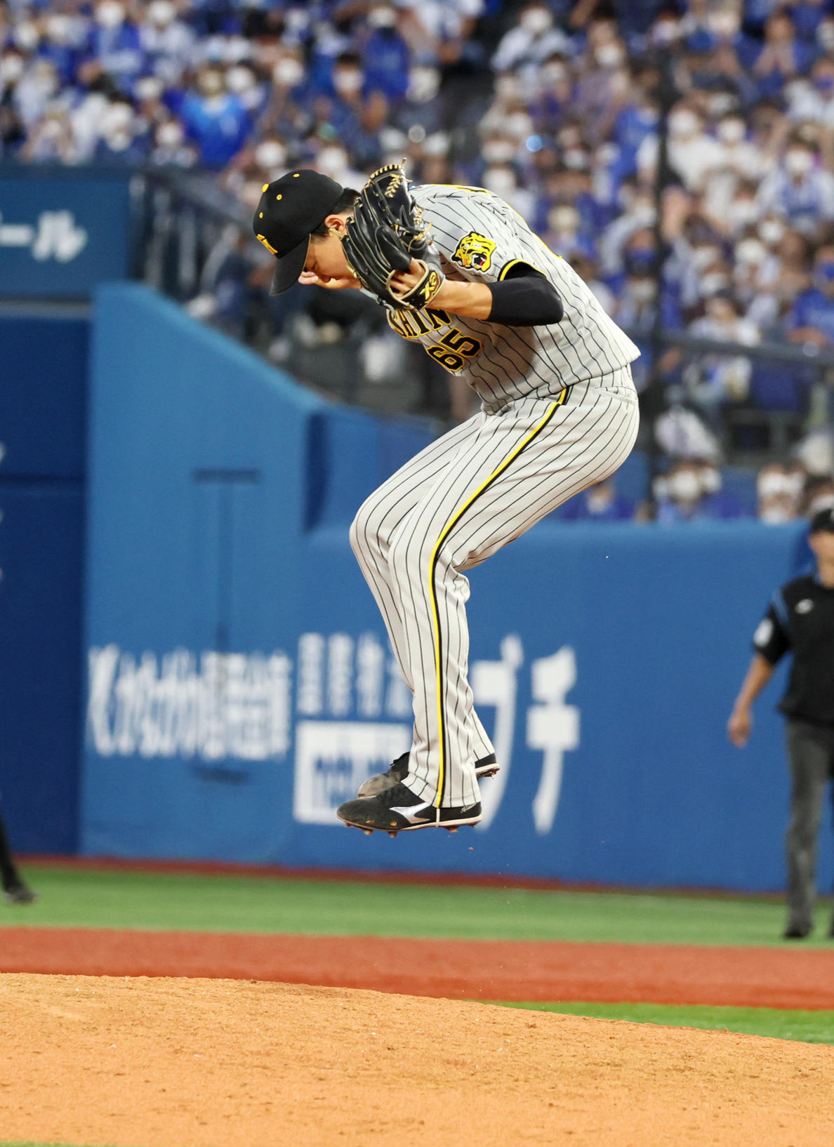 DeNA対阪神　9回裏DeNA1死満塁、湯浅は代打藤田を二ゴロ併殺に仕留めマウンドでジャンプして喜んだ（撮影・加藤哉）