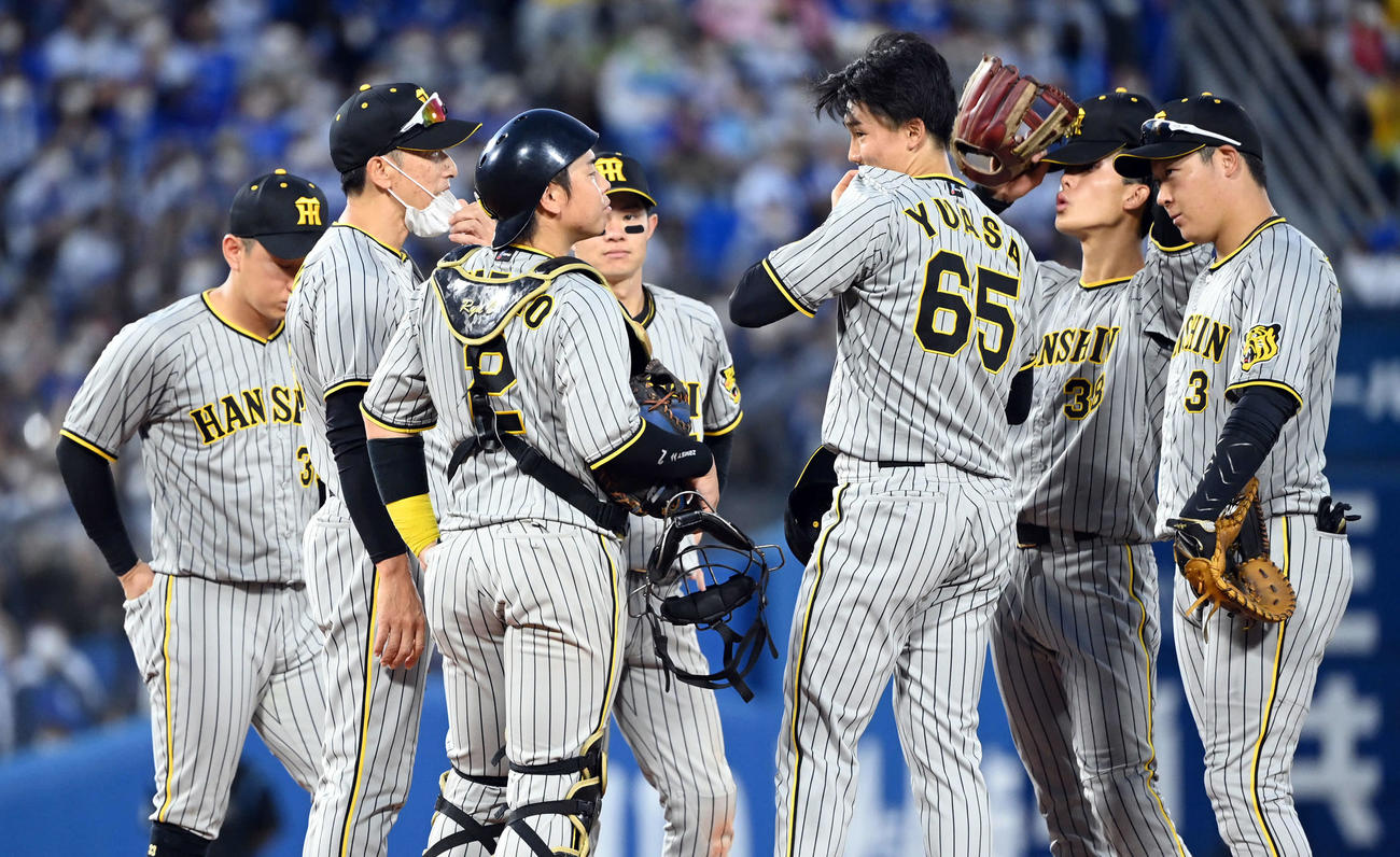 DeNA対阪神　9回裏DeNA1死満塁、矢野監督がマウンドに行き湯浅を落ち着かせる（撮影・たえ見朱実）