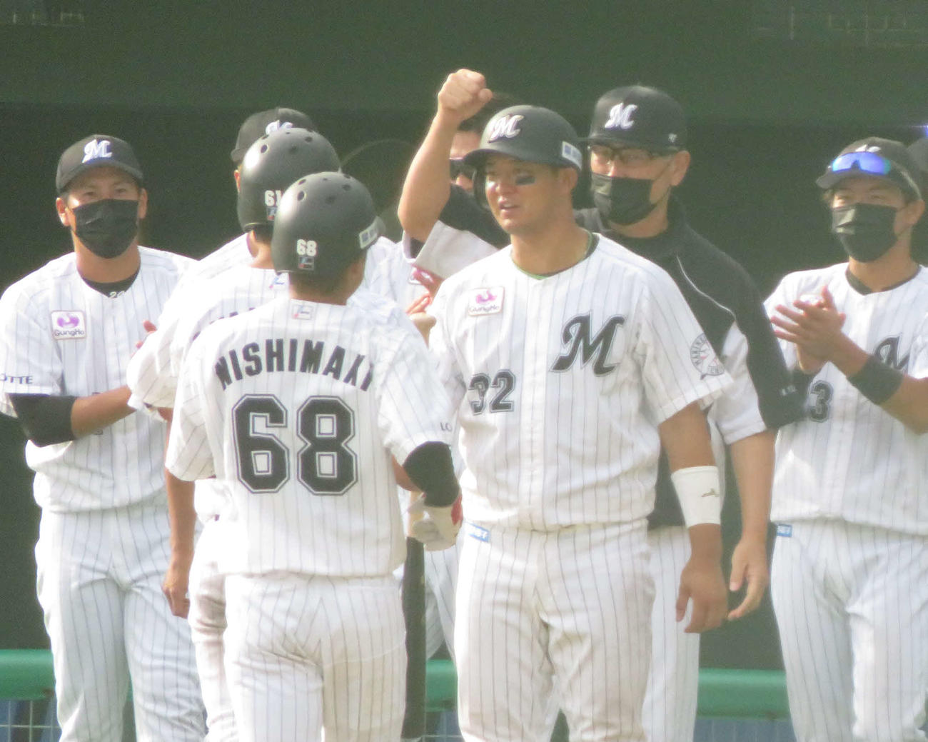 サヨナラ勝利で選手たちと喜びを交わすロッテ吉井新監督（右から2人目）（撮影・金子真仁）