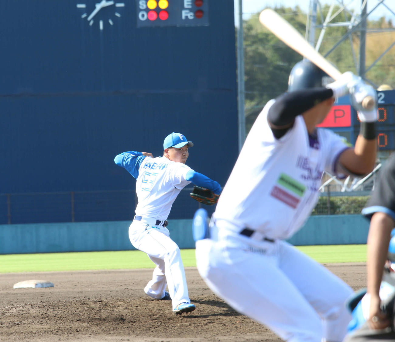 3番手で登板した日本ハム長谷川威（撮影・田中彩友美）