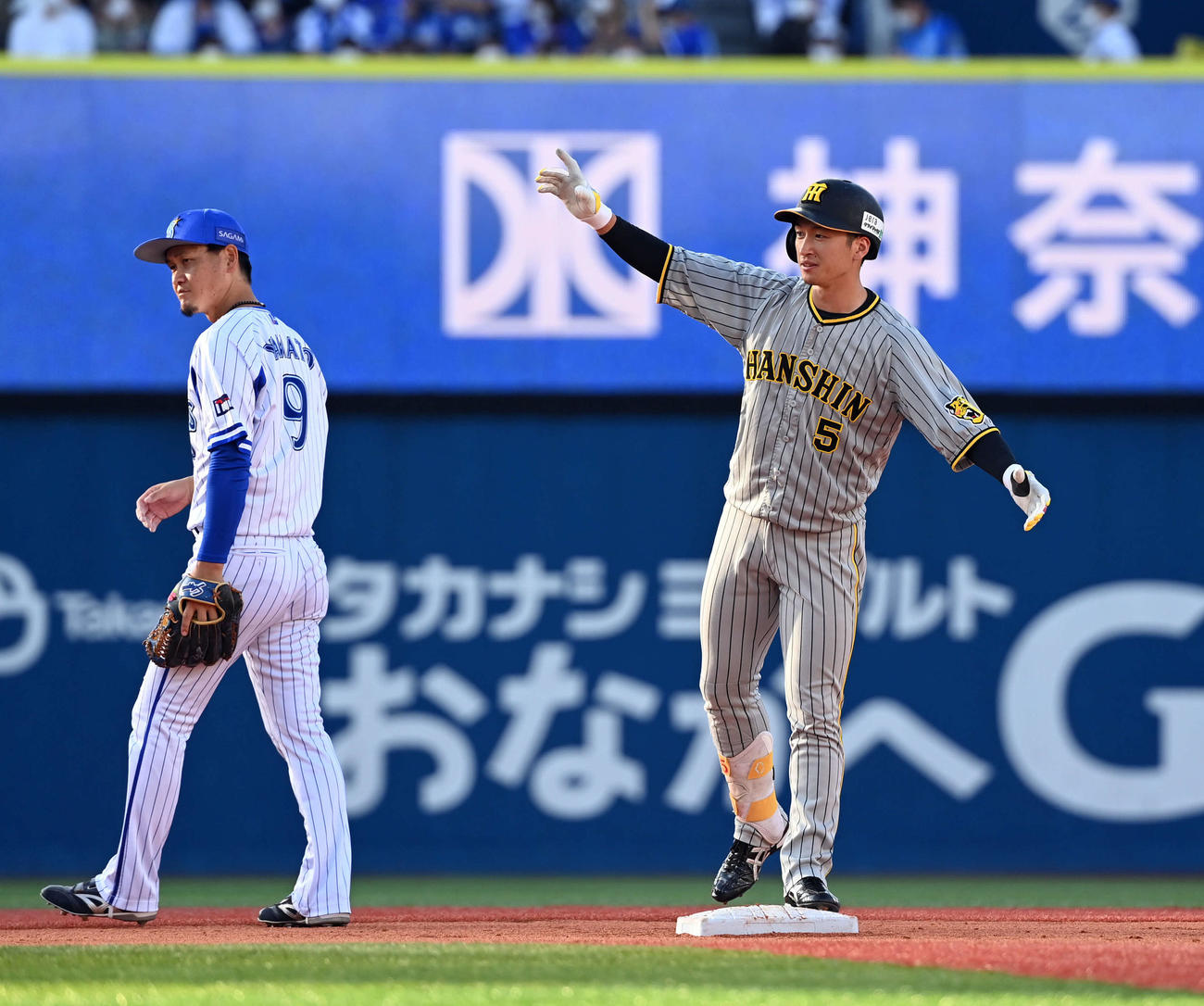 DeNA対阪神　6回表阪神無死二塁、同点適時二塁打を放ちポーズを決める近本（撮影・たえ見朱実）