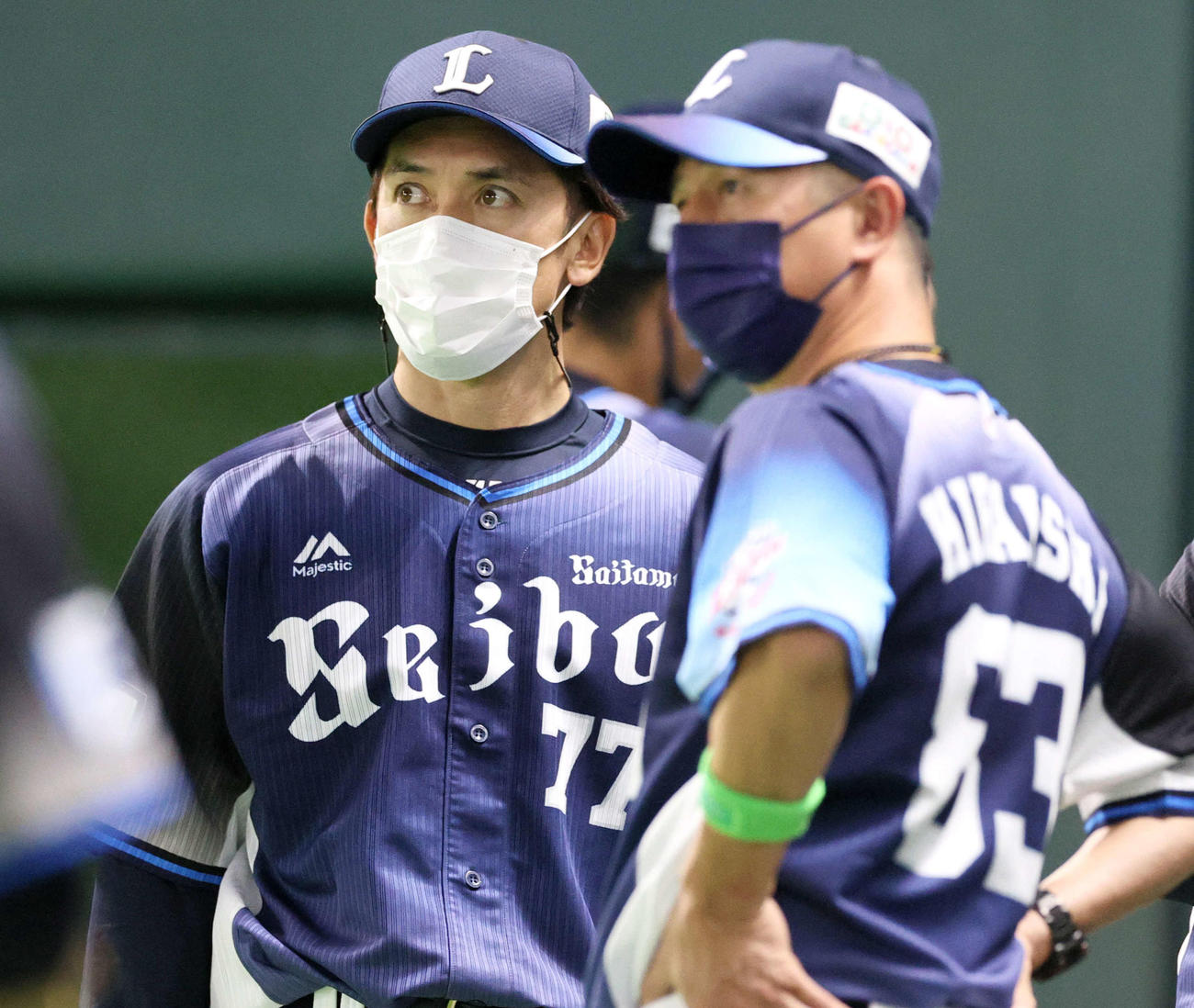 8日、ソフトバンク戦で話す西武松井ヘッドコーチ（左）と平石打撃コーチ