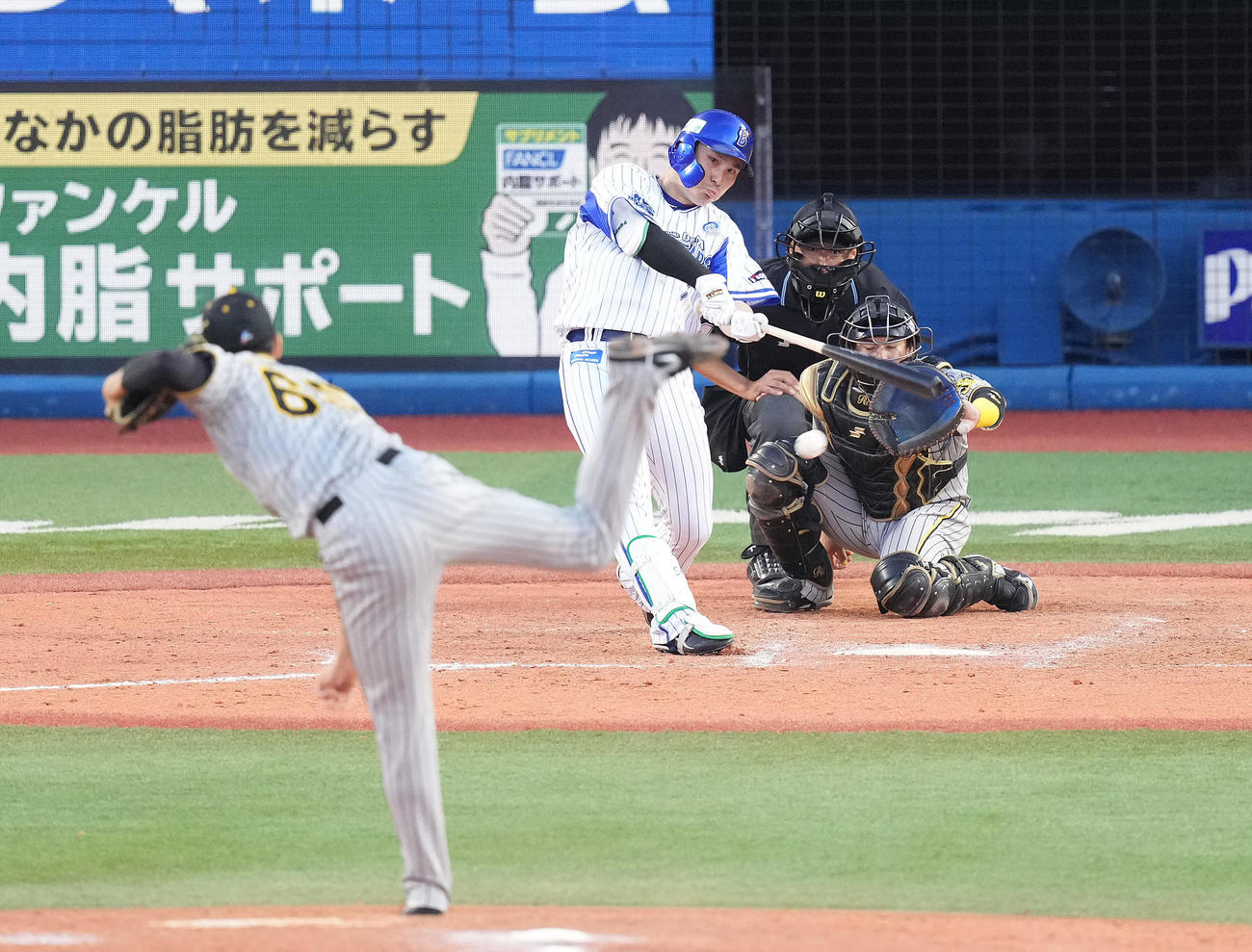 DeNA対阪神　8回裏DeNA2死二塁、一ゴロに倒れる佐野。投手湯浅（撮影・鈴木みどり）