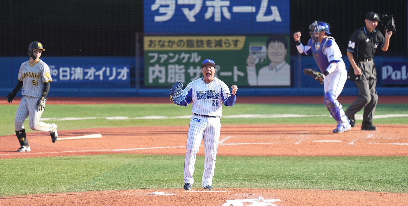 DeNA対阪神　5回表阪神2死、中野を三直に仕留め、雄たけびを上げる浜口（撮影・鈴木みどり）