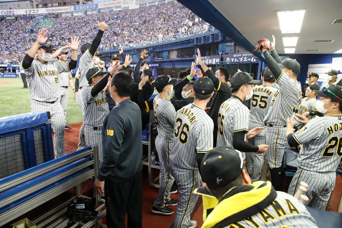 DeNA対阪神　DeNAに勝利しCSファイナル進出を決め喜ぶ矢野監督（中央）ら阪神ナイン（撮影・加藤哉）
