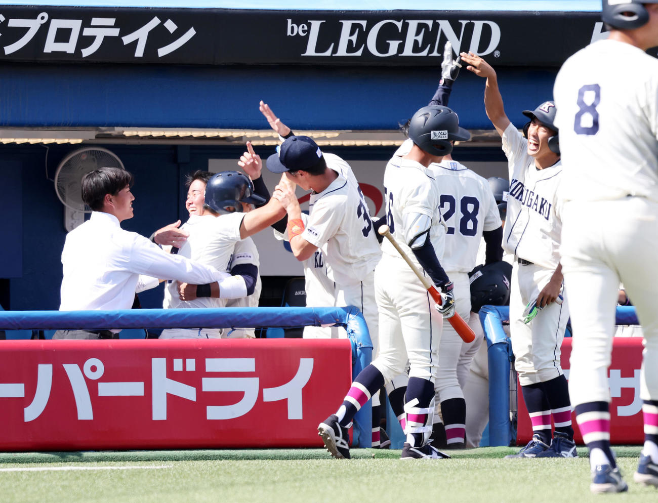 国学院大対日大　8回表国学院大1死二塁、冨田（左から2人目）が右越え2点本塁打を放ち喜び迎える選手たち（撮影・鈴木正人）