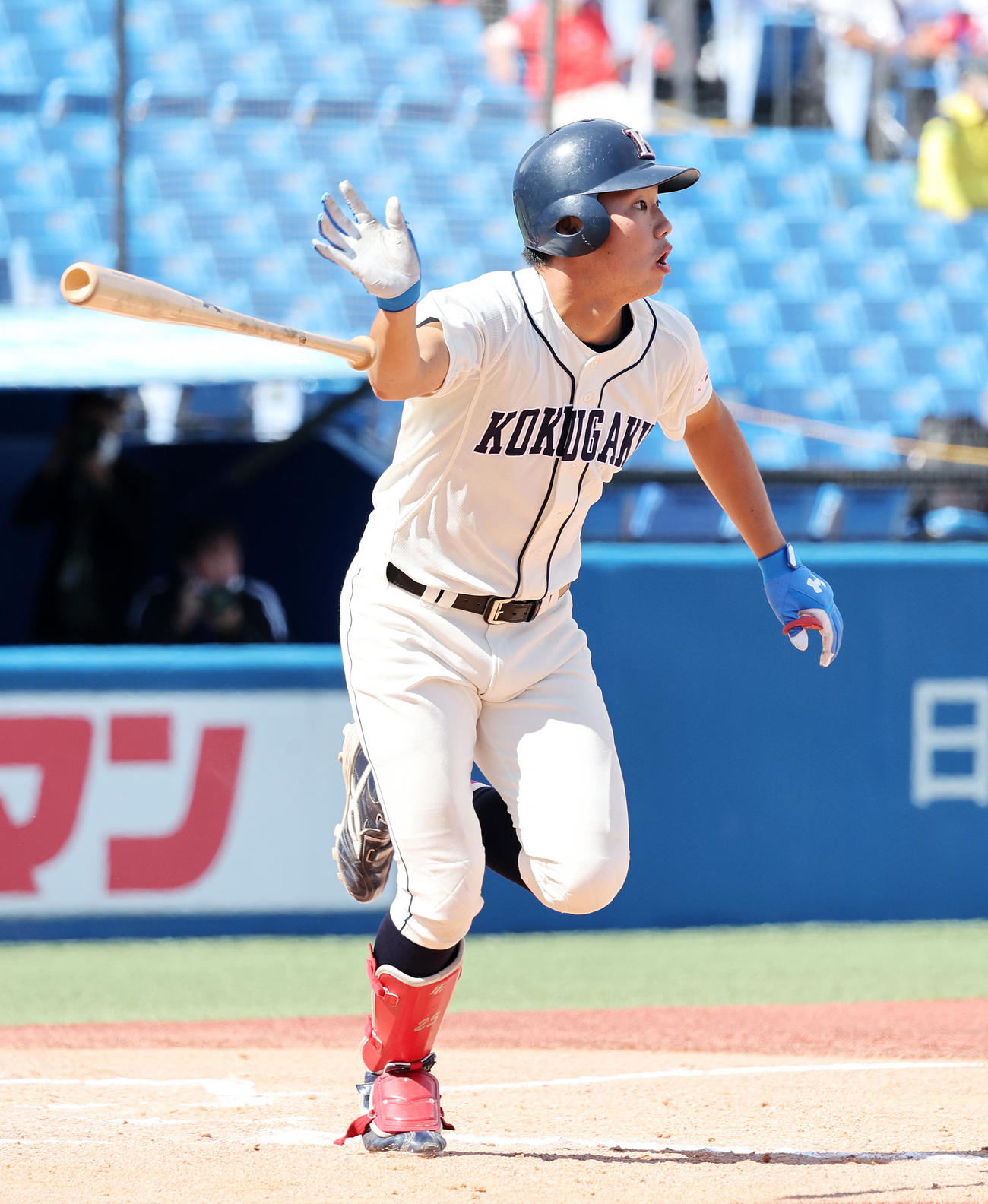 国学院大対日大　8回表国学院大1死二塁、冨田は右越え2点本塁打を放つ（撮影・鈴木正人）