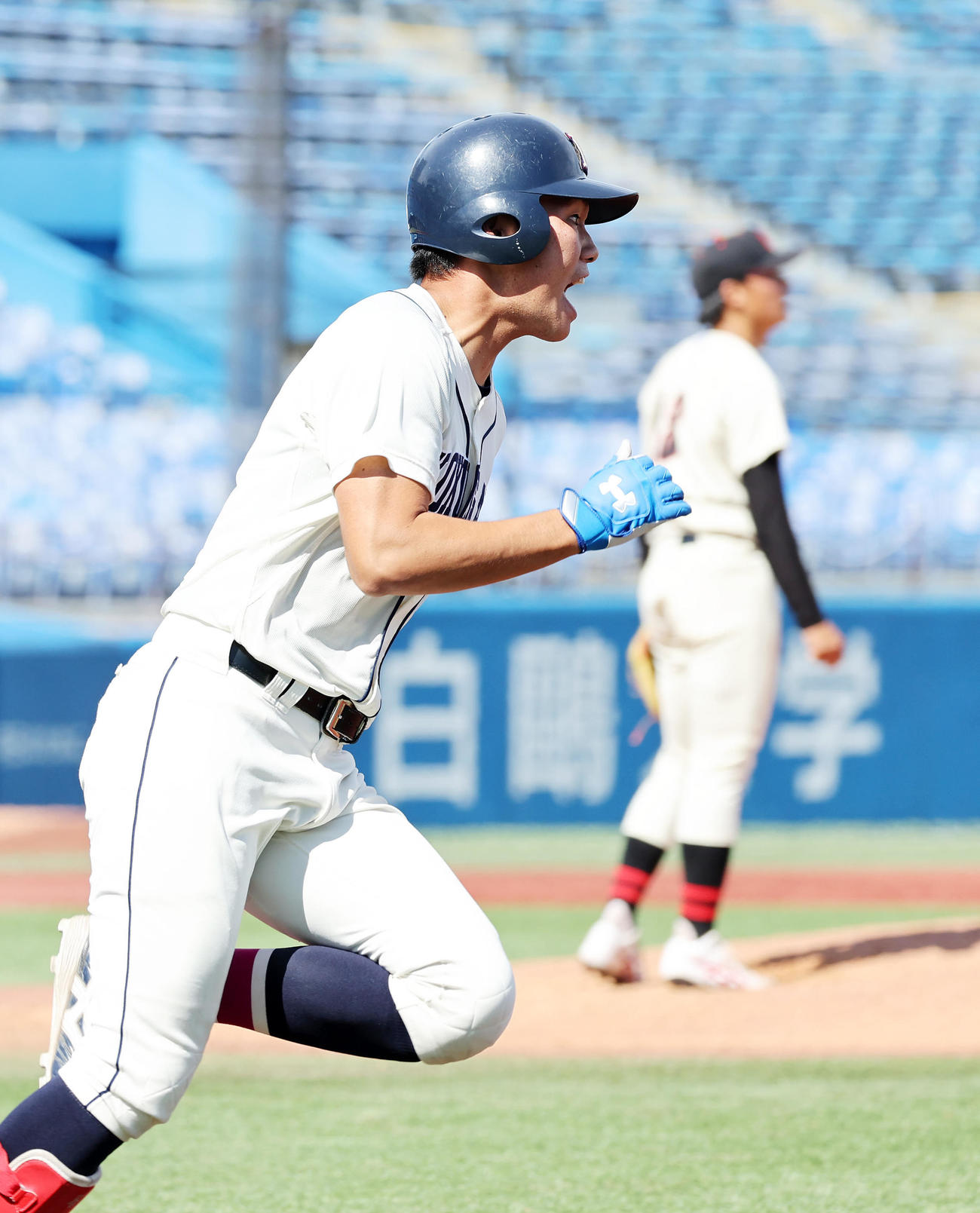 国学院大対日大　8回表国学院大1死二塁、冨田（左）は右越え2点本塁打を放ち雄たけびを上げる、右は岸川（撮影・鈴木正人）