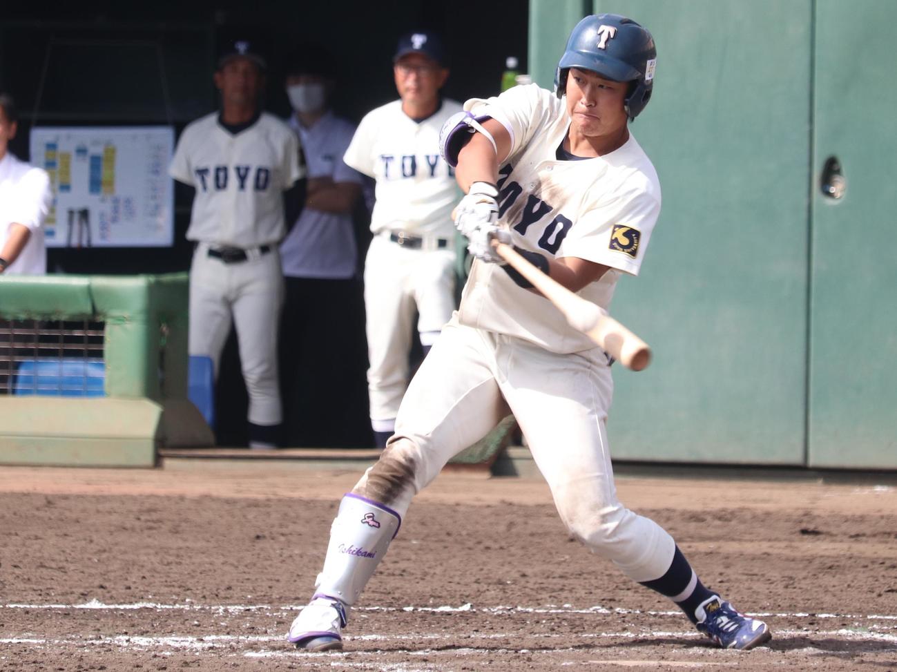 東洋大対拓大　7回裏東洋大1死一、二塁　左翼線へ勝ち越しの2点適時二塁打を放つ石上泰（撮影・阿部泰斉）